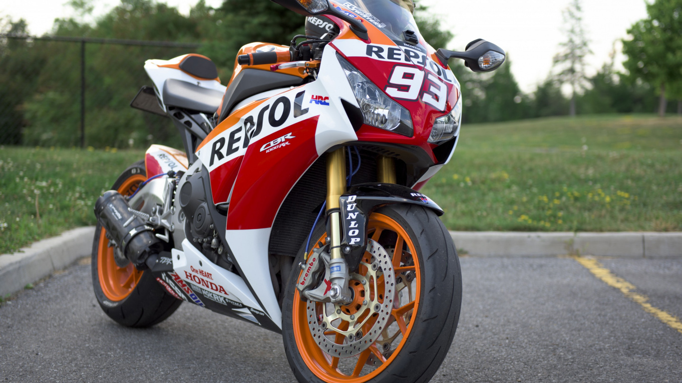Red and White Honda Sports Bike on Road During Daytime. Wallpaper in 1366x768 Resolution