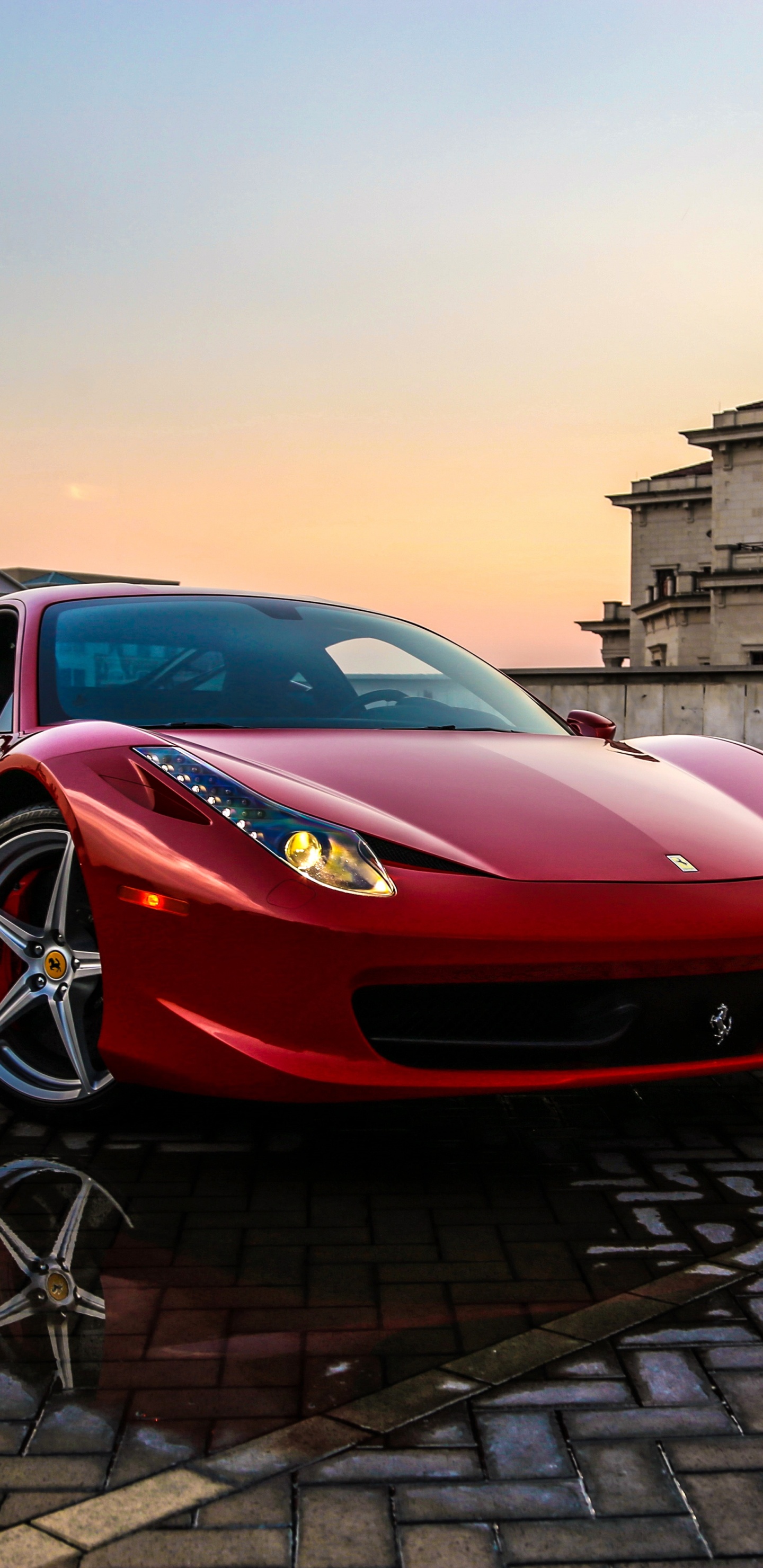 Voiture de Sport Ferrari Rouge Garée Dans la Rue Pendant la Journée. Wallpaper in 1440x2960 Resolution