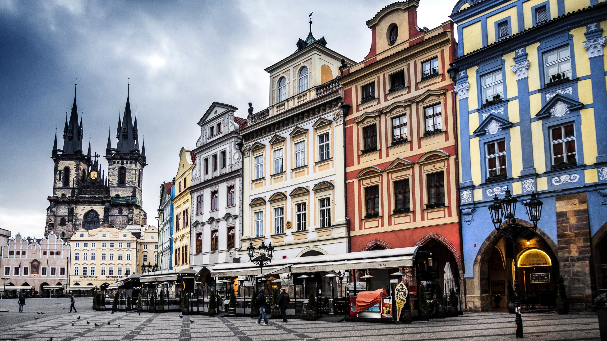 Gente Caminando en la Calle Cerca Del Edificio de Hormigón Marrón Durante el Día. Wallpaper in 2560x1440 Resolution