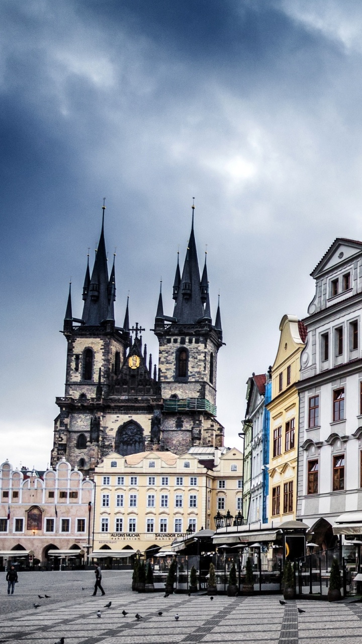 Gente Caminando en la Calle Cerca Del Edificio de Hormigón Marrón Durante el Día. Wallpaper in 720x1280 Resolution