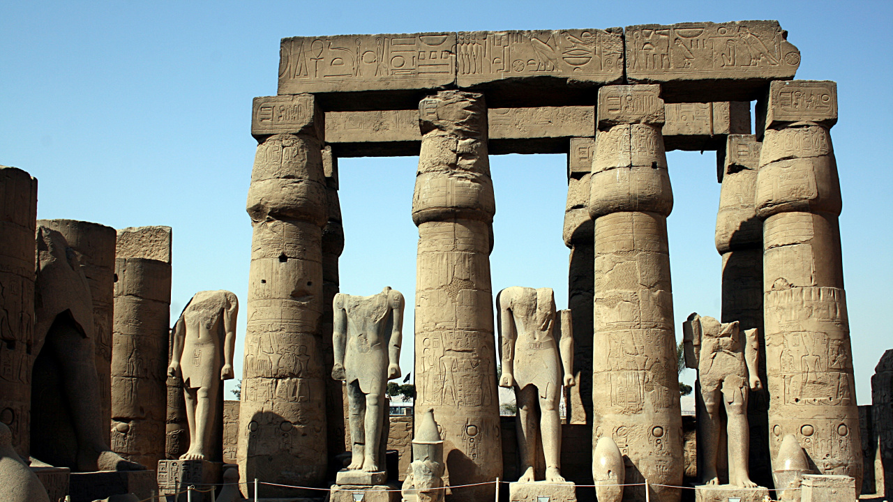 Brown Concrete Statues During Daytime. Wallpaper in 1280x720 Resolution