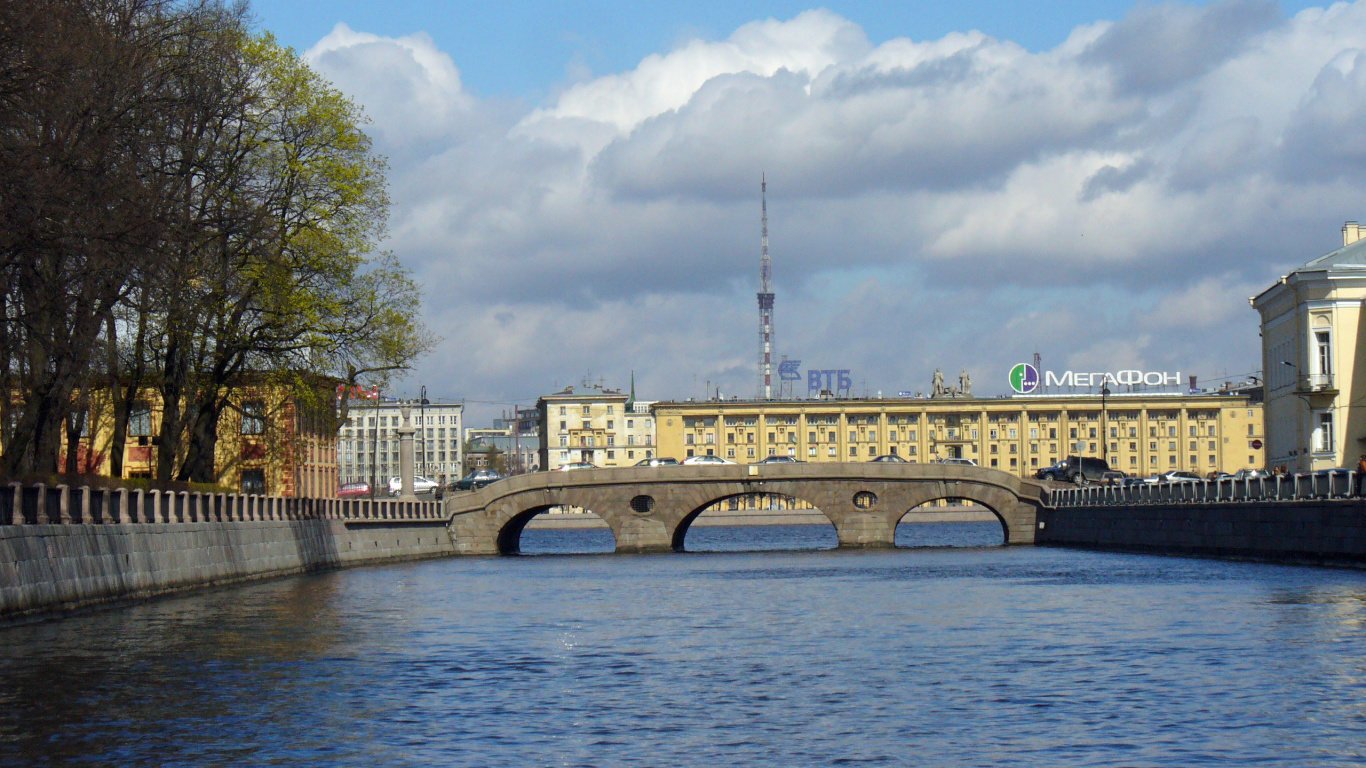 White Concrete Bridge Over River Under Blue Sky During Daytime. Wallpaper in 1366x768 Resolution