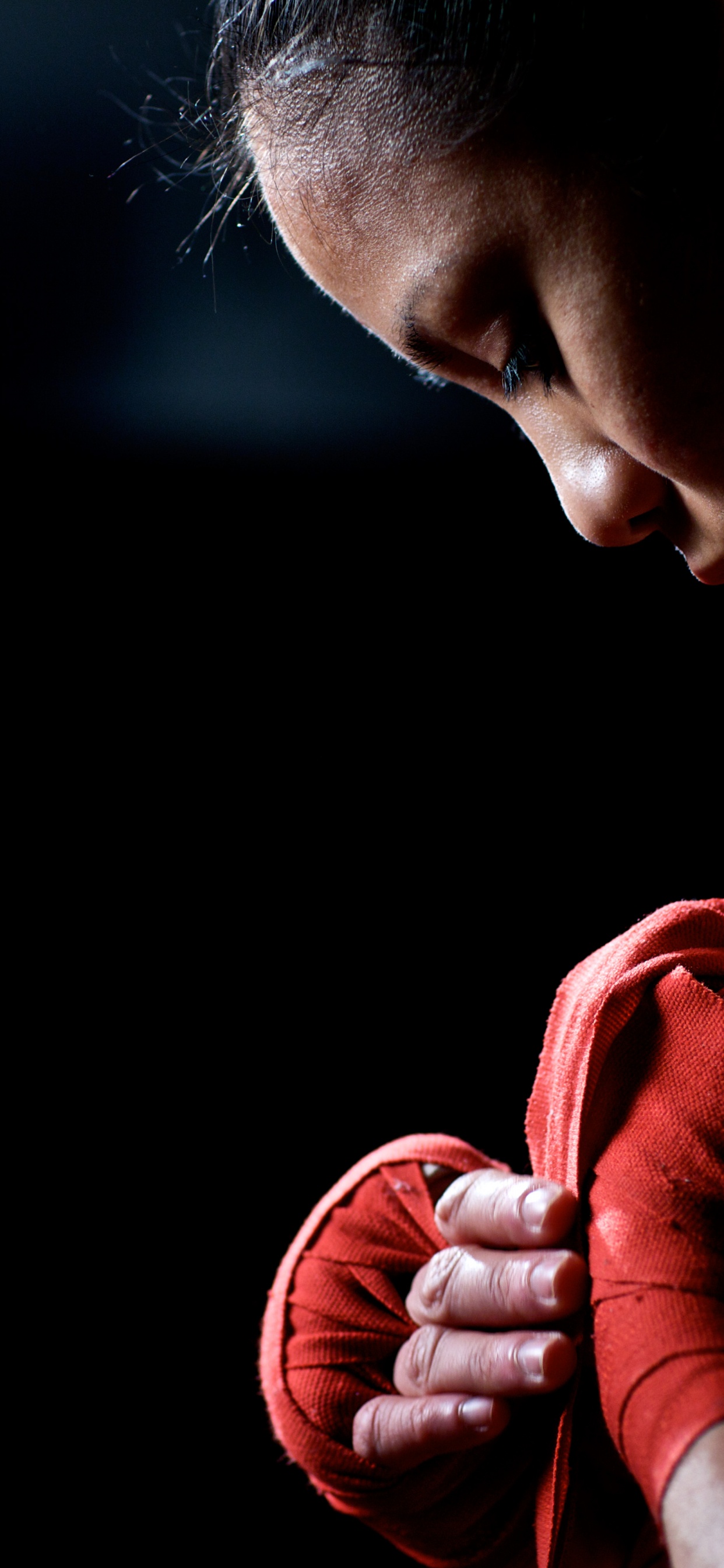 Femme en Débardeur Bleu Tenant Coeur Rouge. Wallpaper in 1242x2688 Resolution