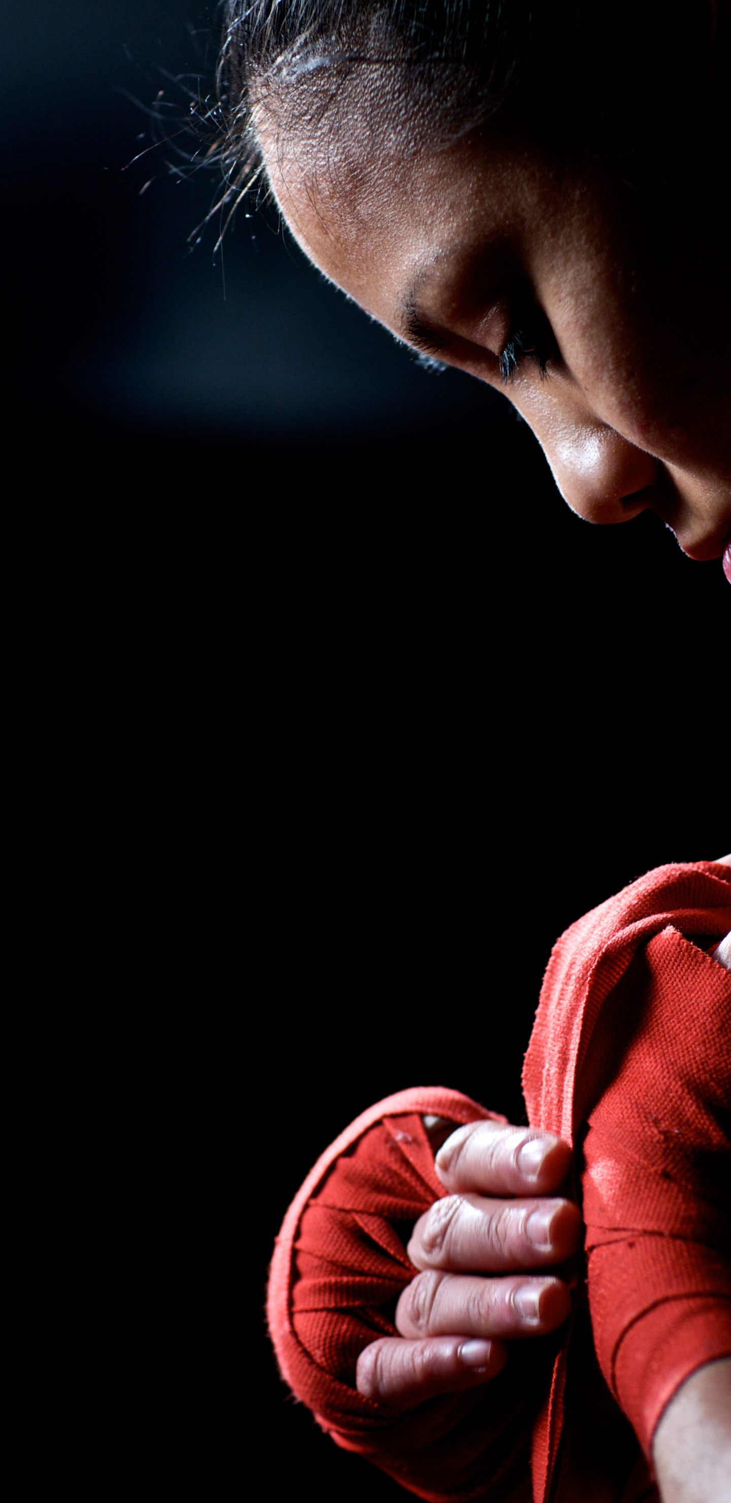 Frau im Blauen Trägershirt Mit Rotem Herz. Wallpaper in 1440x2960 Resolution