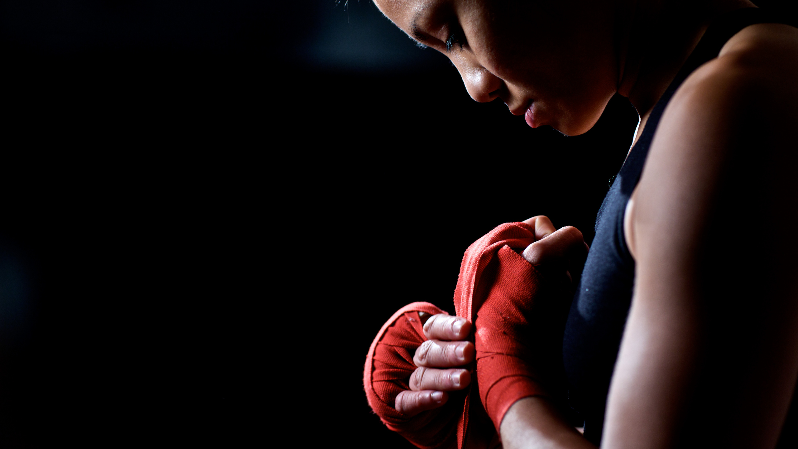 Woman in Blue Tank Top Holding Red Heart. Wallpaper in 2560x1440 Resolution