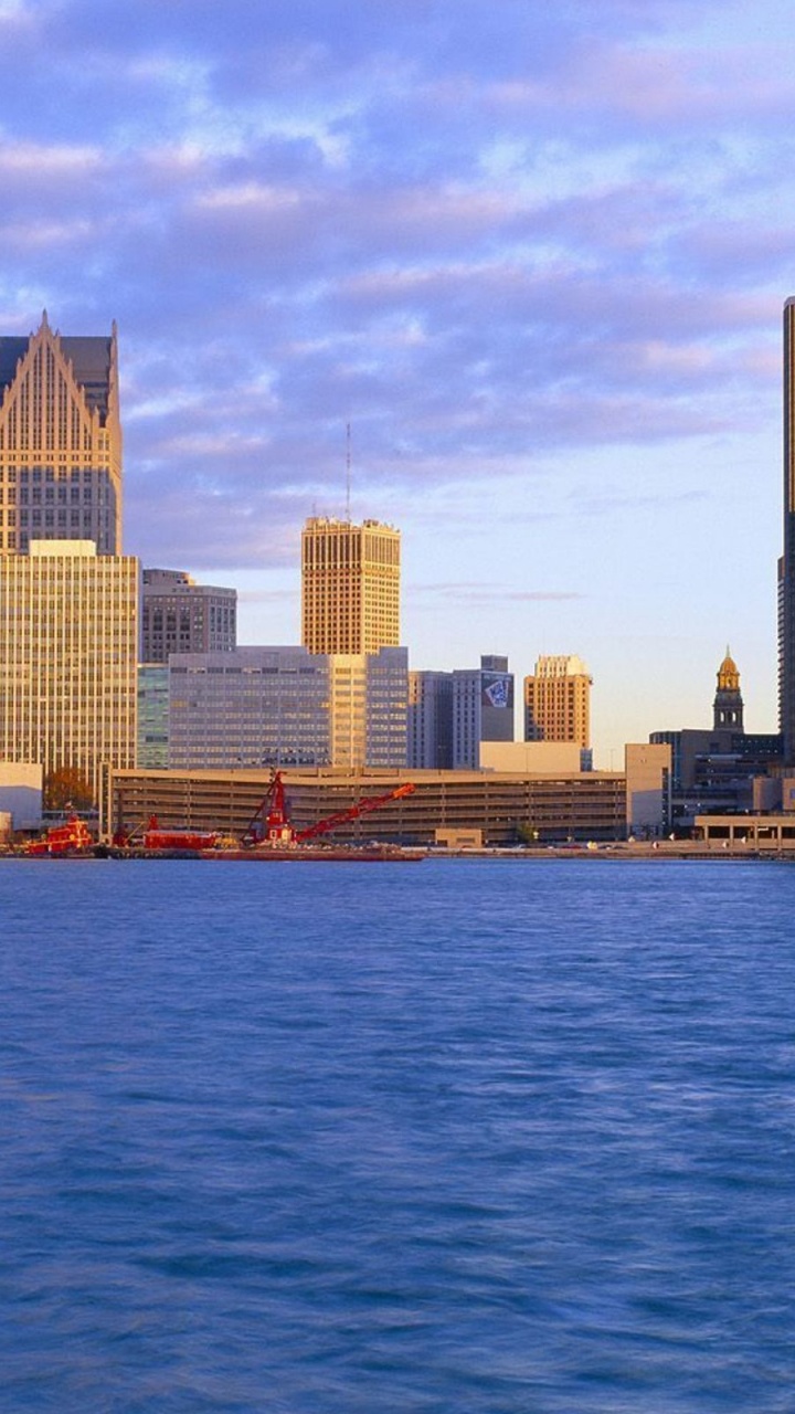 Skyline Der Stadt Über Gewässer Während Des Tages. Wallpaper in 720x1280 Resolution