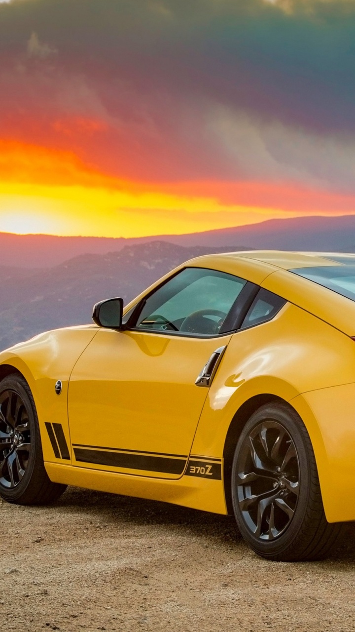 Amarillo Mercedes Benz Clase c Coupe. Wallpaper in 720x1280 Resolution