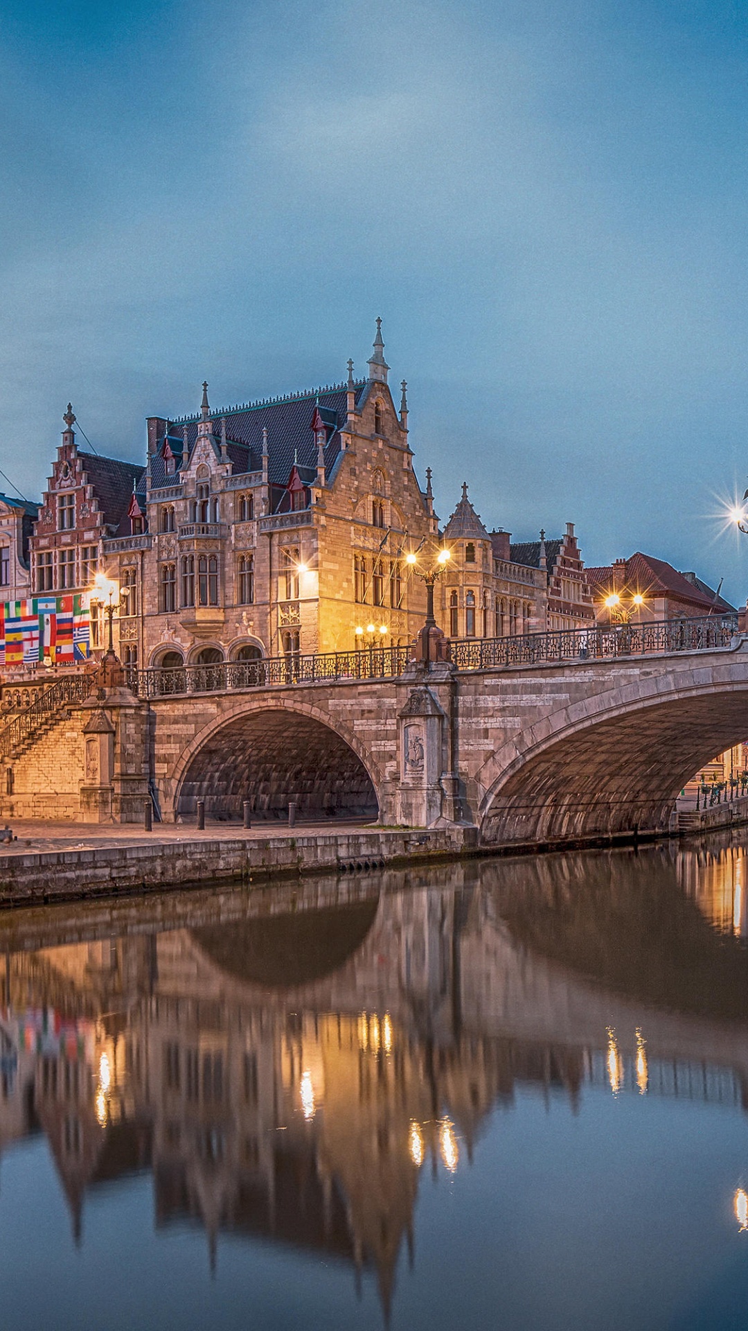 Edificio de Hormigón Marrón Cerca Del Cuerpo de Agua Durante el Día. Wallpaper in 1080x1920 Resolution