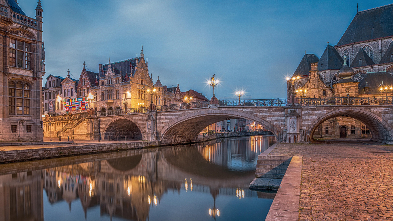 Edificio de Hormigón Marrón Cerca Del Cuerpo de Agua Durante el Día. Wallpaper in 1366x768 Resolution