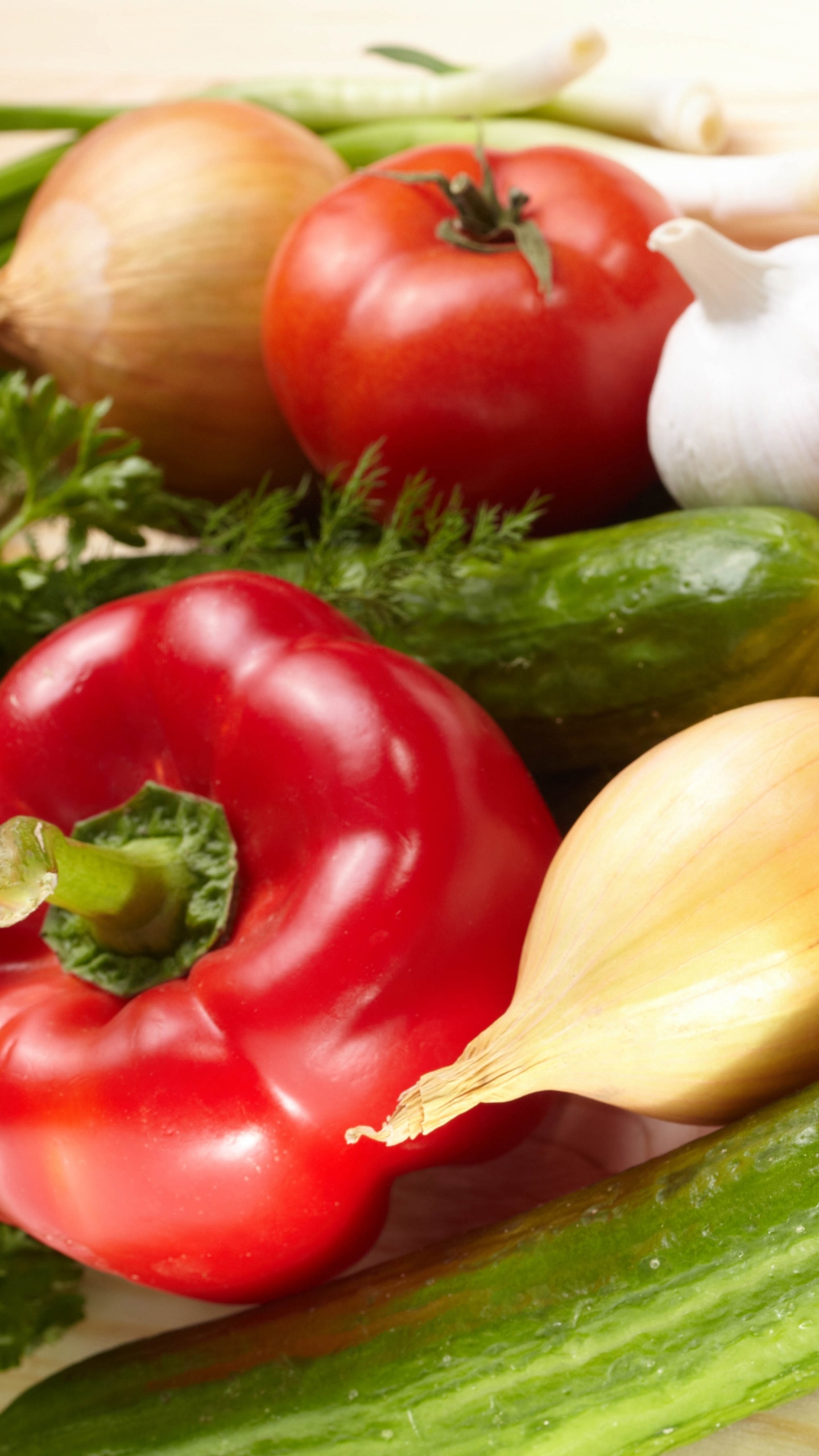 Rote Tomate Und Grüne Chili. Wallpaper in 1440x2560 Resolution