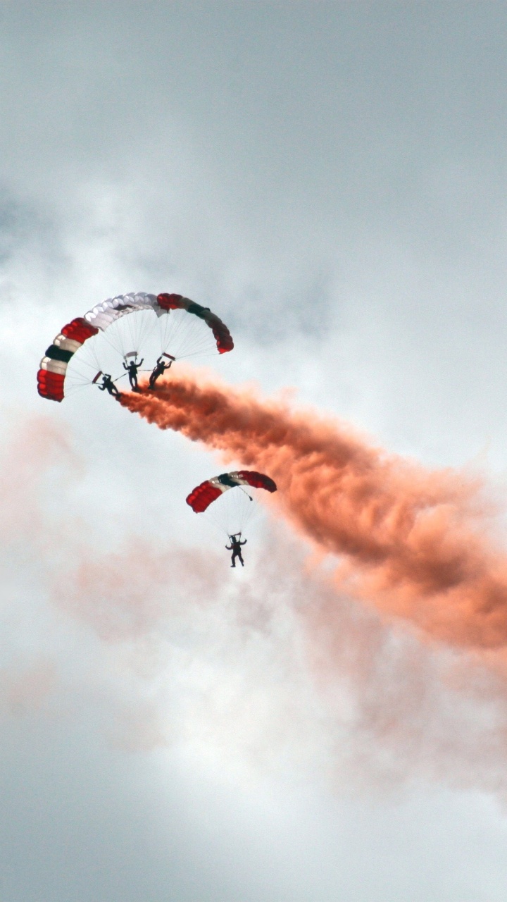 Personne en Parachute Rouge Sous Les Nuages Blancs. Wallpaper in 720x1280 Resolution