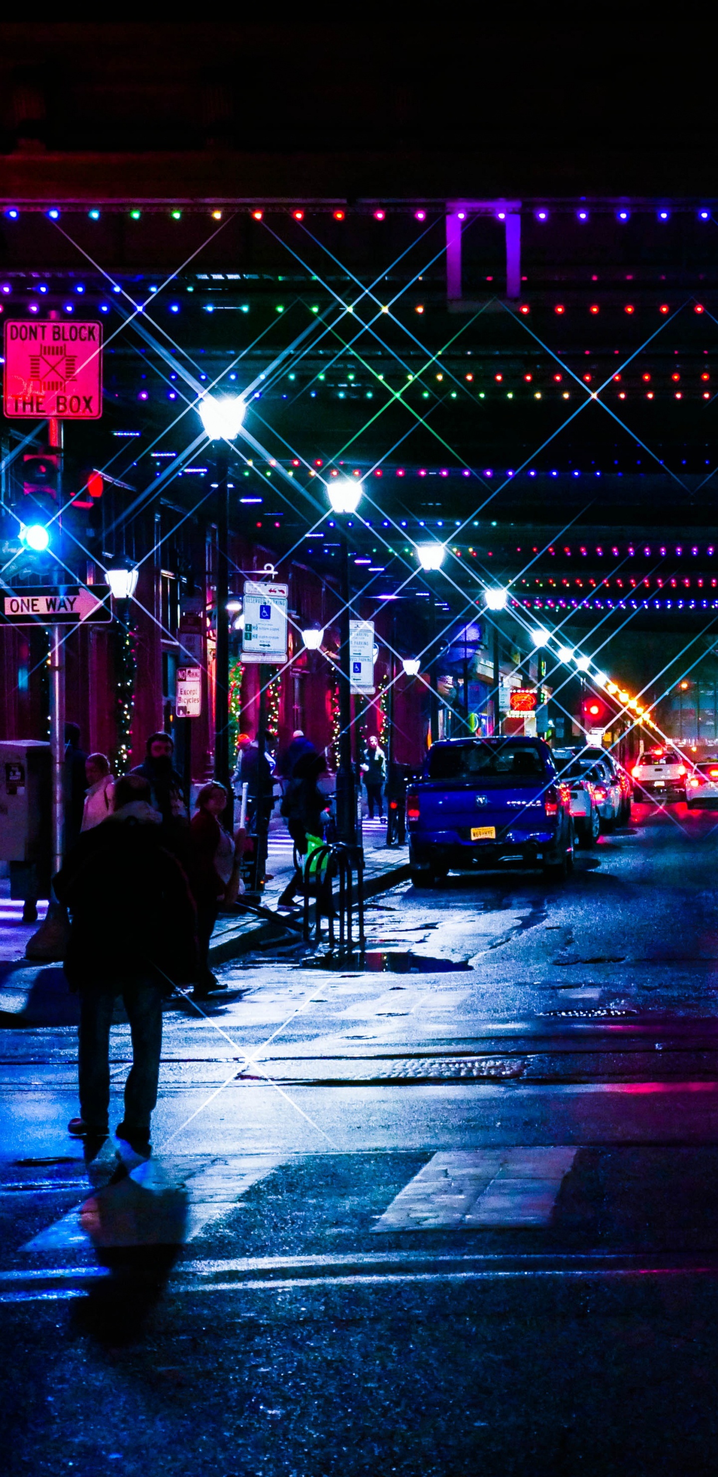 Leute, Die Nachts Auf Der Straße Gehen. Wallpaper in 1440x2960 Resolution