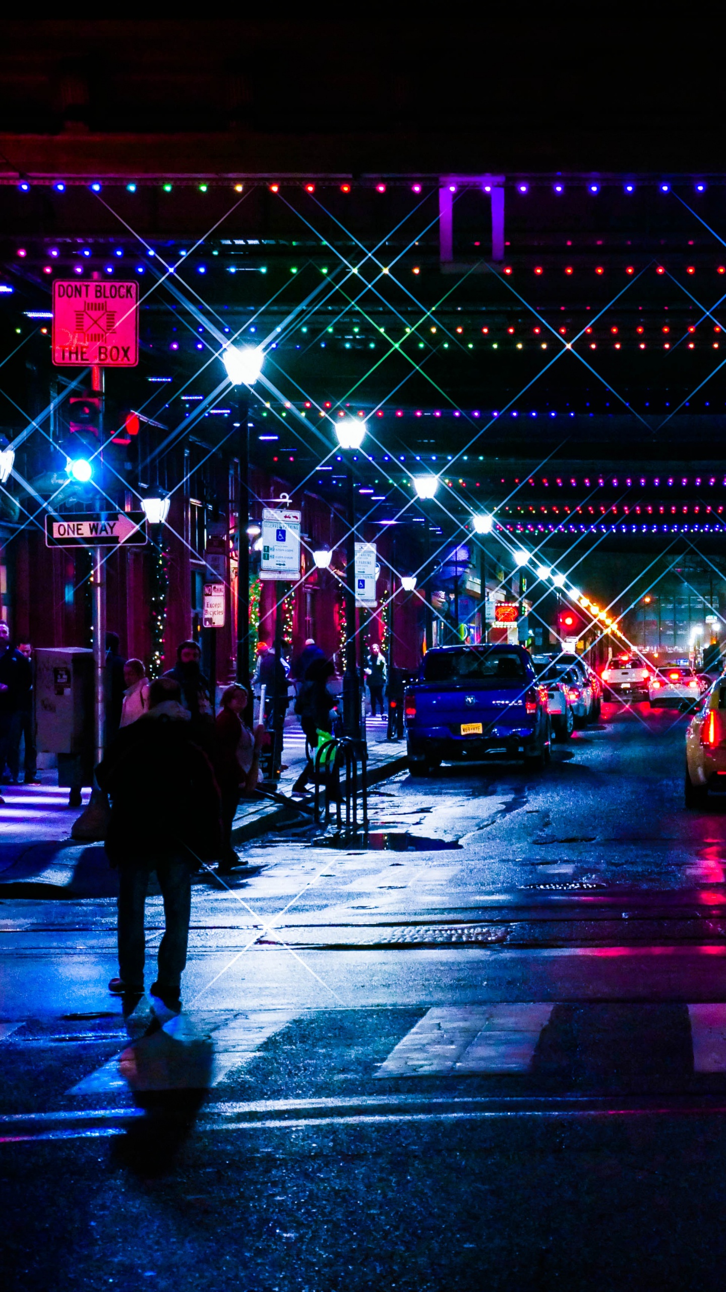 Personnes Marchant Dans la Rue Pendant la Nuit. Wallpaper in 1440x2560 Resolution