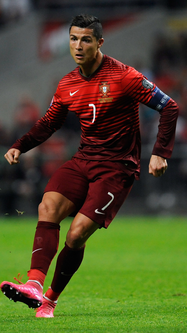 Mann in Rot-schwarz Gestreiftem Langarmhemd, Das Tagsüber Fußball Spielt. Wallpaper in 750x1334 Resolution