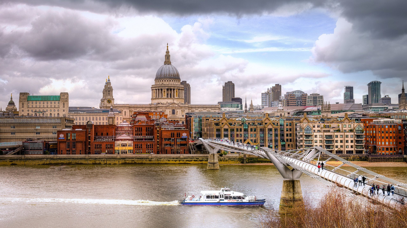 Bateau Blanc et Bleu Sur L'eau Près D'un Bâtiment en Béton Brun Pendant la Journée. Wallpaper in 1366x768 Resolution