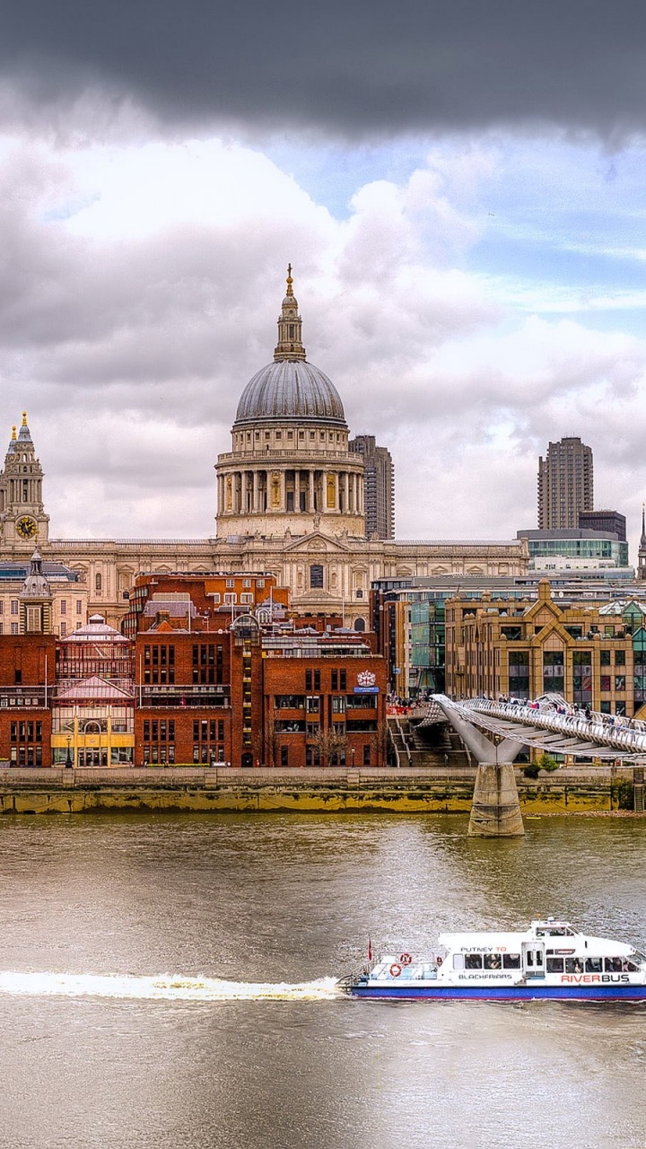 Bateau Blanc et Bleu Sur L'eau Près D'un Bâtiment en Béton Brun Pendant la Journée. Wallpaper in 720x1280 Resolution
