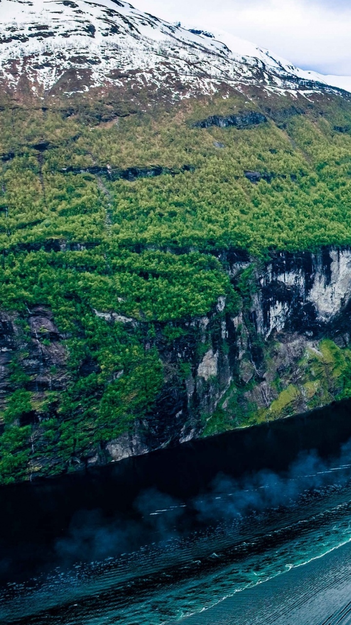 Boat on River Near Mountain During Daytime. Wallpaper in 720x1280 Resolution