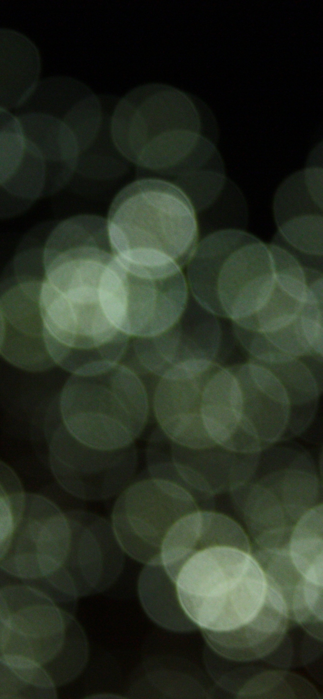 Green and White Bokeh Lights. Wallpaper in 1125x2436 Resolution
