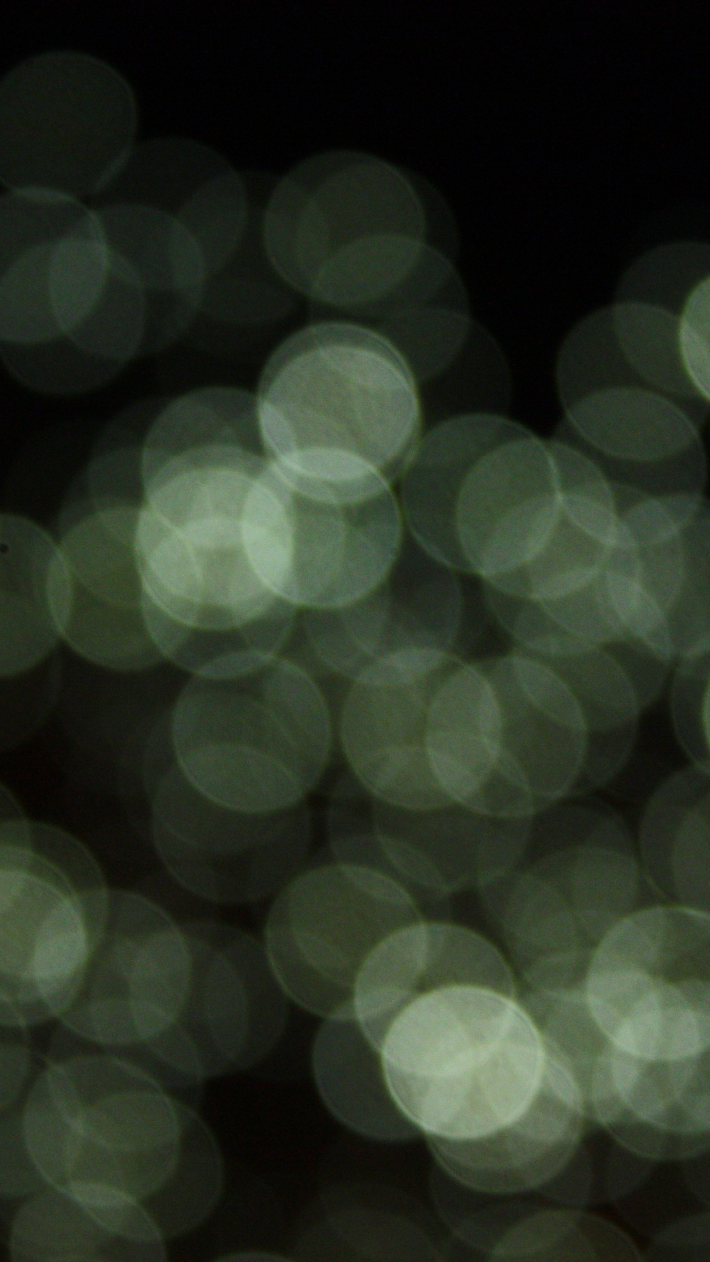 Grüne Und Weiße Bokeh-Lichter. Wallpaper in 1440x2560 Resolution