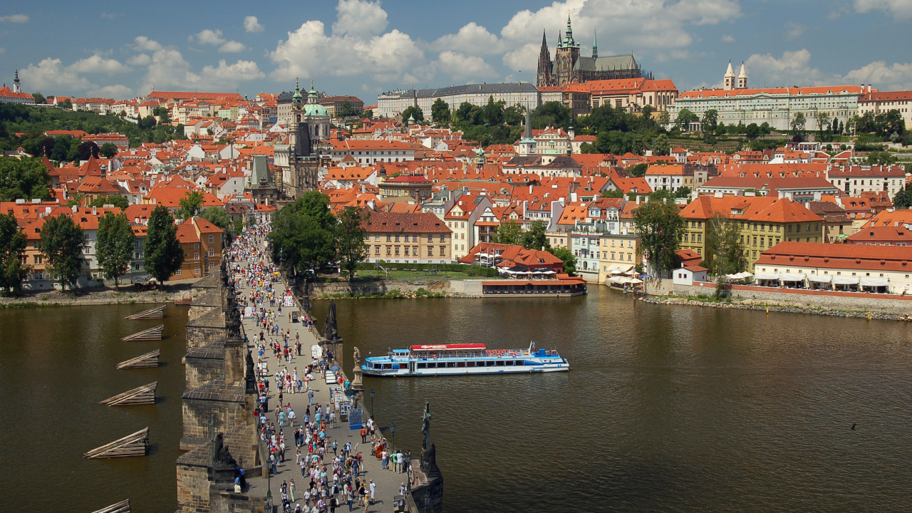 Barco Rojo y Blanco Sobre el Agua Cerca de Los Edificios de la Ciudad Durante el Día. Wallpaper in 1280x720 Resolution