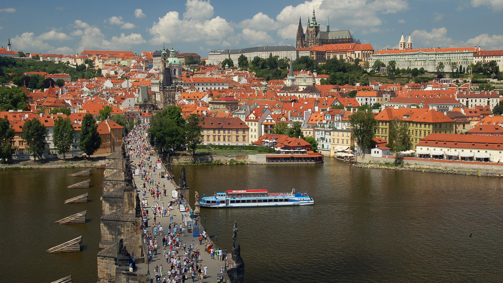 Rotes Und Weißes Boot Auf Dem Wasser in Der Nähe Von Stadtgebäuden Tagsüber. Wallpaper in 1920x1080 Resolution