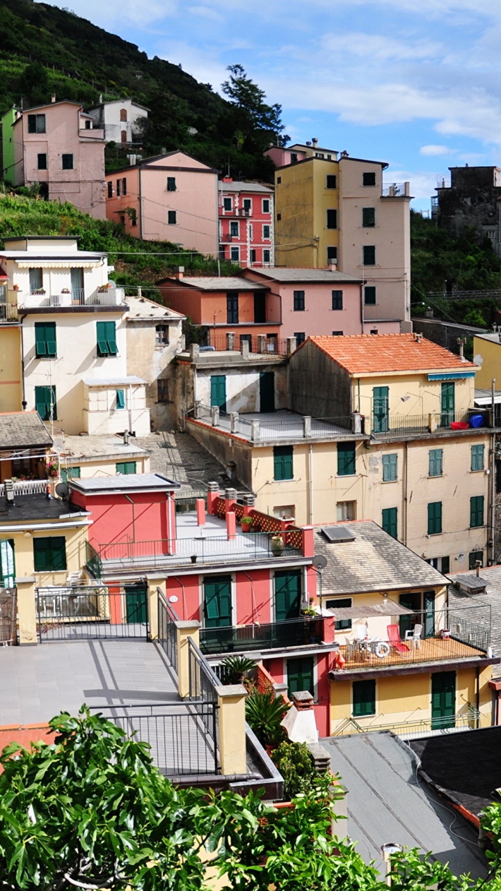 Casas de Hormigón Marrón y Blanco Cerca de Green Mountain Bajo un Cielo Azul Durante el Día. Wallpaper in 720x1280 Resolution