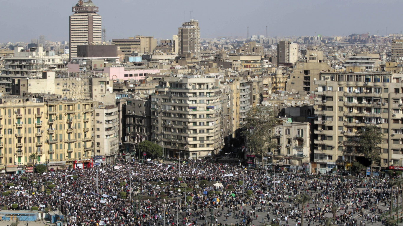 Les Gens Sur le Parc Près Des Immeubles de Grande Hauteur Pendant la Journée. Wallpaper in 1366x768 Resolution