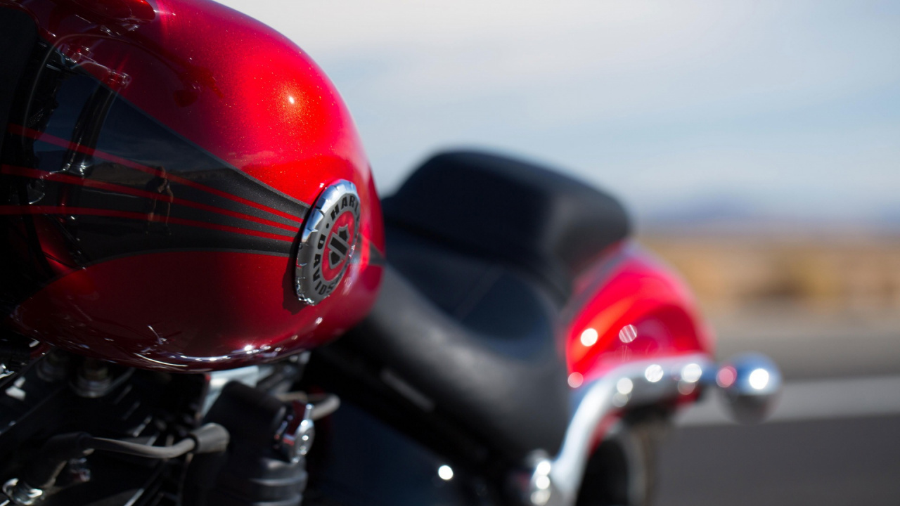 Rotes Und Schwarzes Motorrad Tagsüber Unterwegs. Wallpaper in 1280x720 Resolution