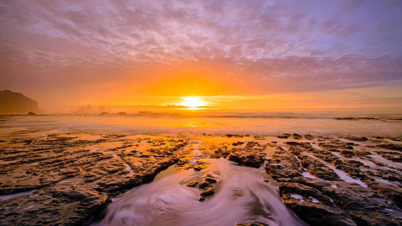 Nubes Blancas Sobre Las Montañas. Wallpaper in 1366x768 Resolution