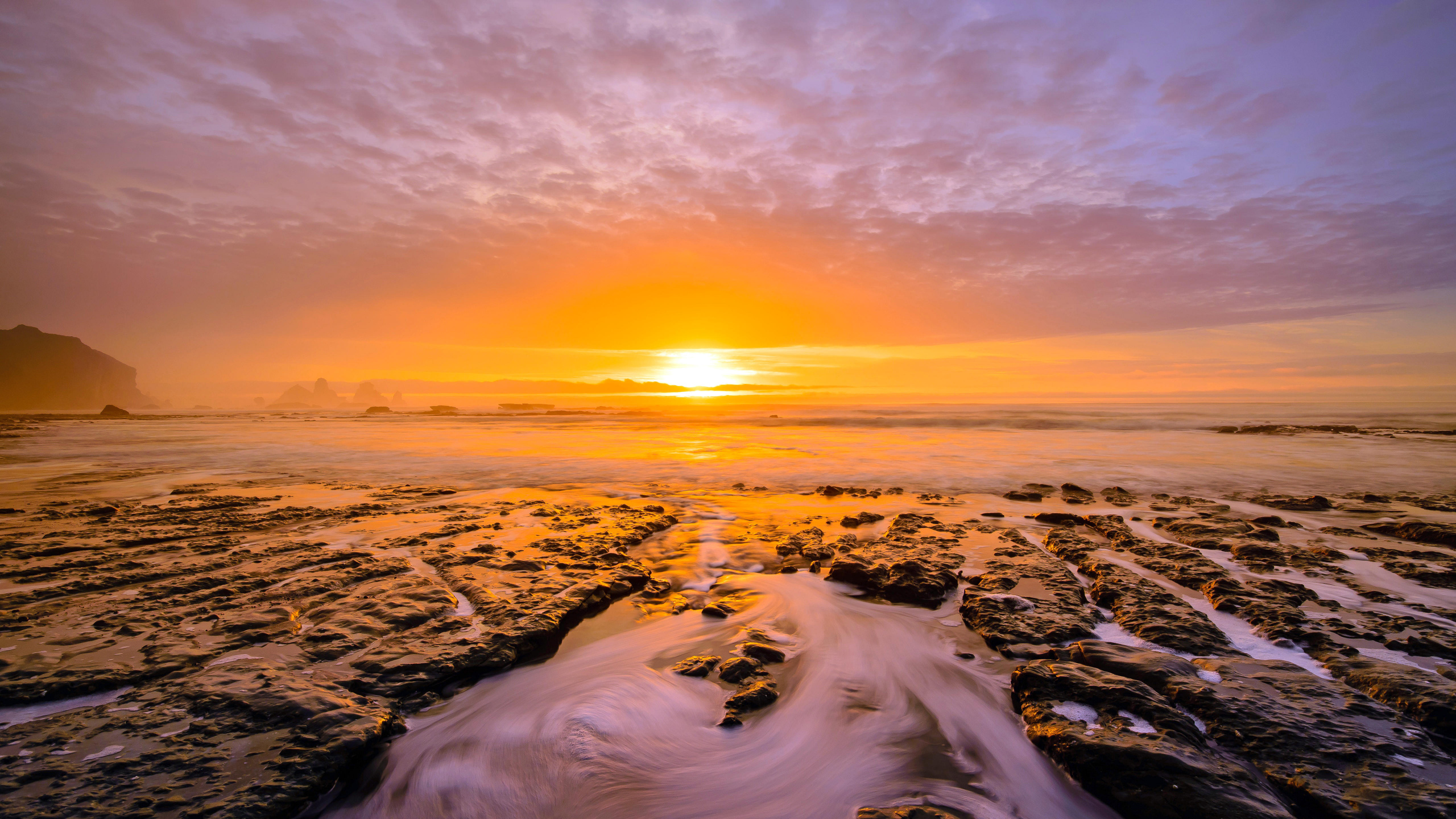 Nubes Blancas Sobre Las Montañas. Wallpaper in 2560x1440 Resolution