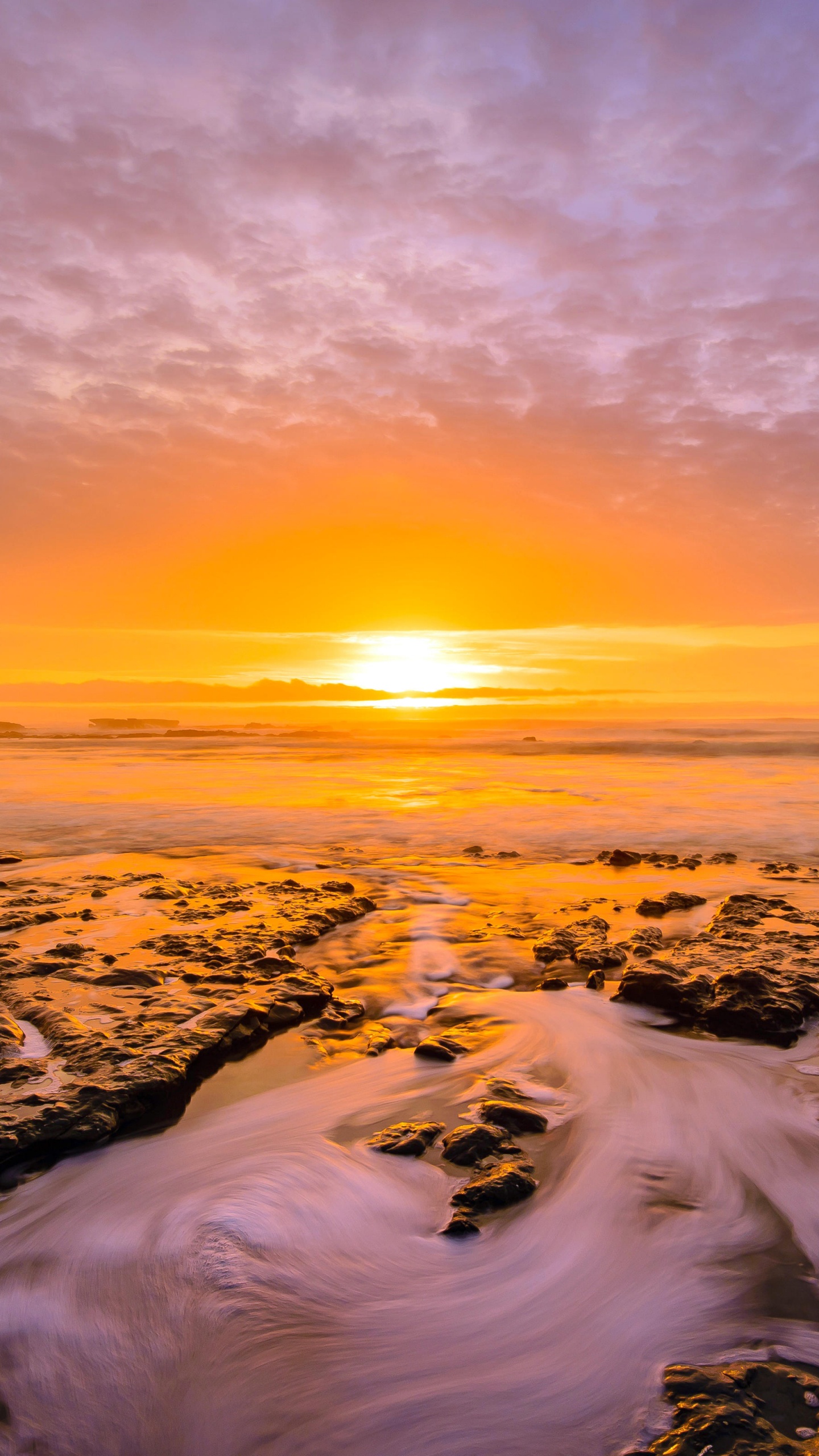 Nuages Blancs Au-dessus Des Montagnes. Wallpaper in 1440x2560 Resolution