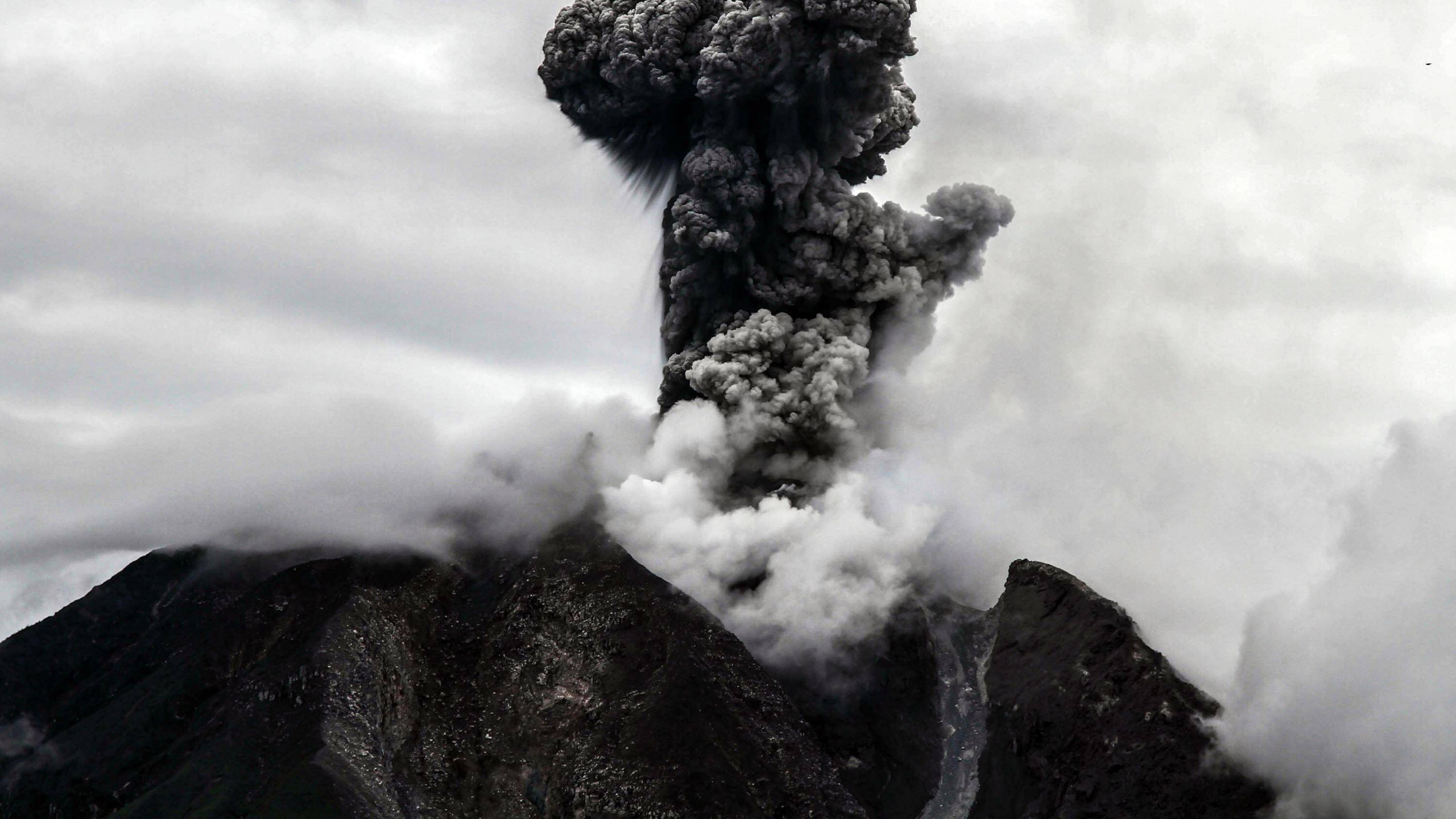 Black and White Clouds Over Mountain. Wallpaper in 2560x1440 Resolution
