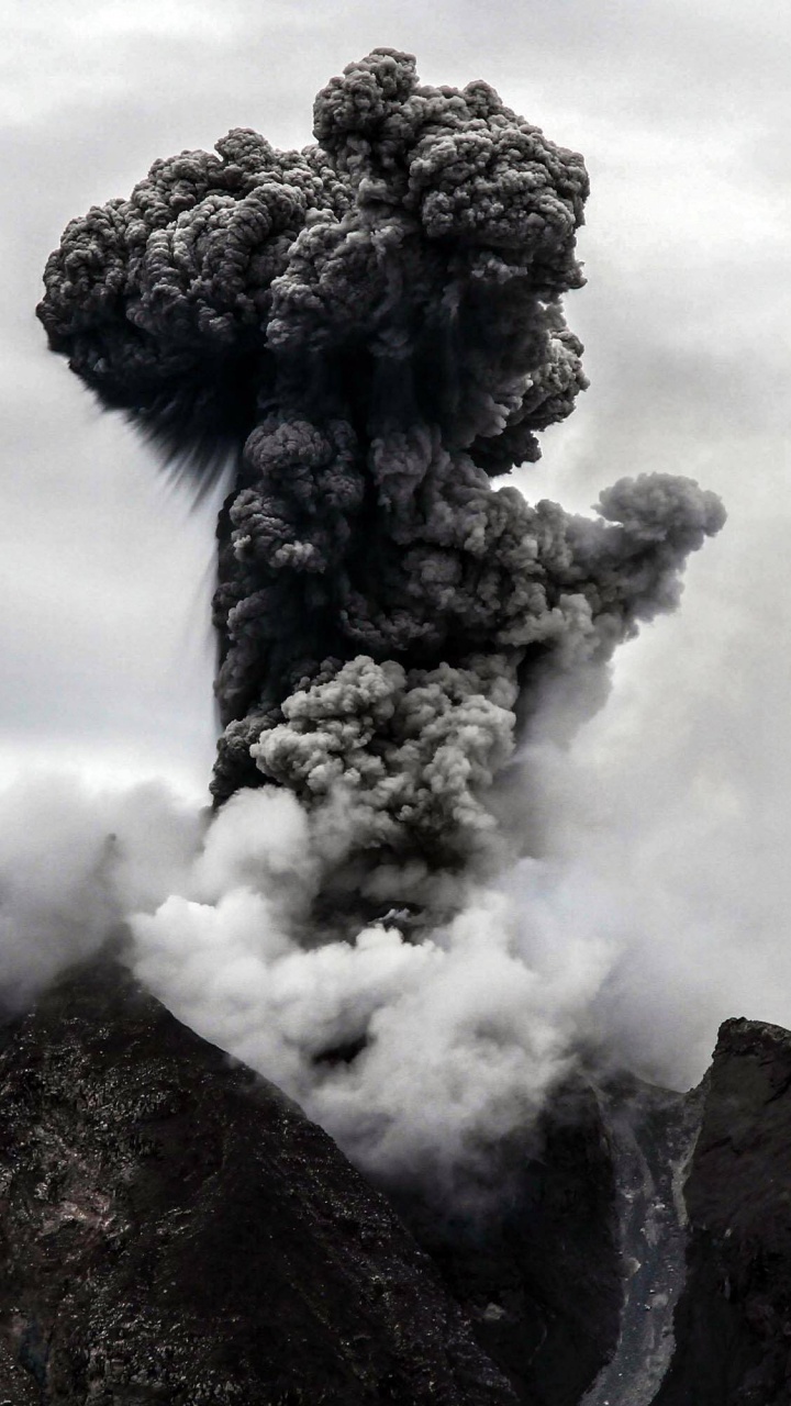 Black and White Clouds Over Mountain. Wallpaper in 720x1280 Resolution