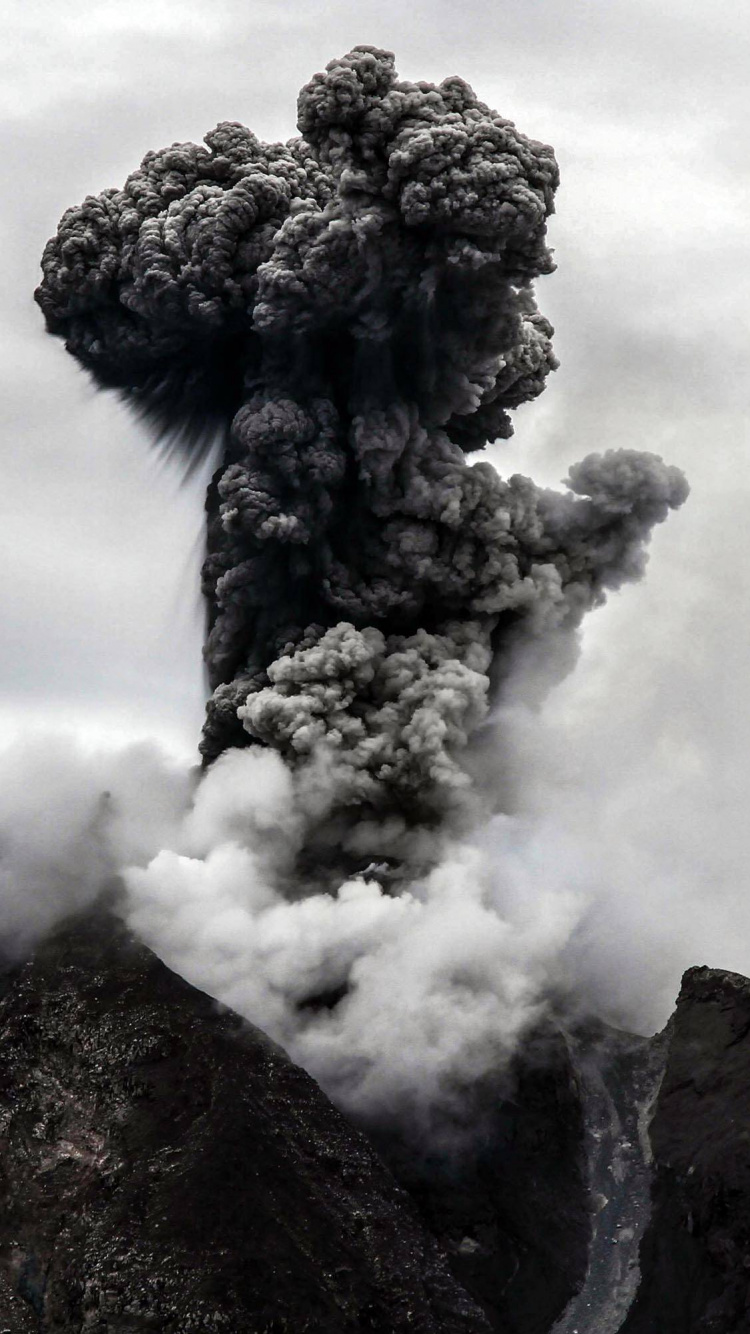 Black and White Clouds Over Mountain. Wallpaper in 750x1334 Resolution