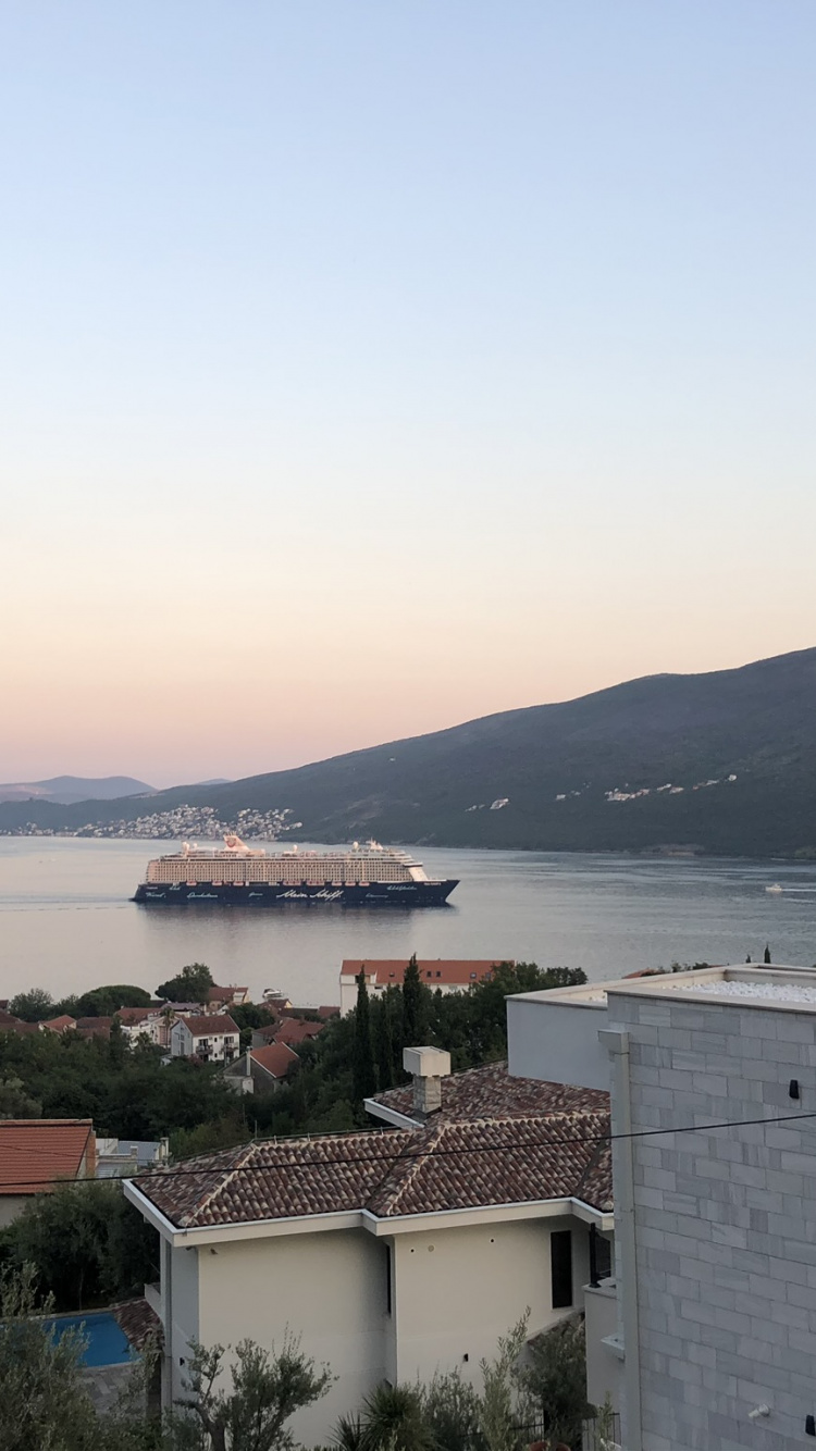 Wasser, Fjord, Immobilie, Lough, Bergigen Landschaftsformen. Wallpaper in 750x1334 Resolution