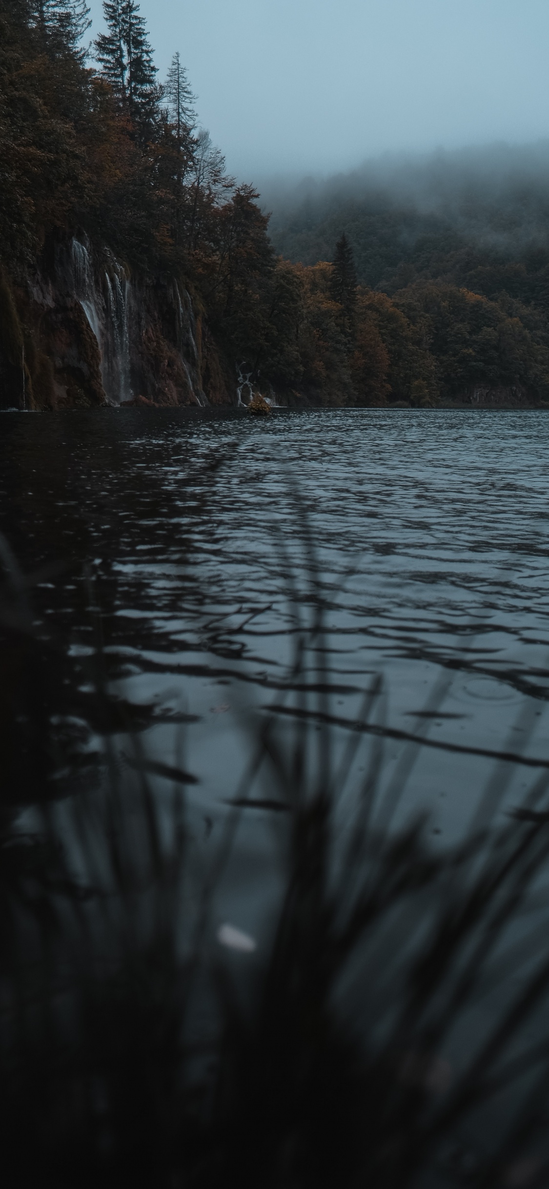 Cuerpo de Agua Cerca de la Montaña Durante el Día.. Wallpaper in 1125x2436 Resolution