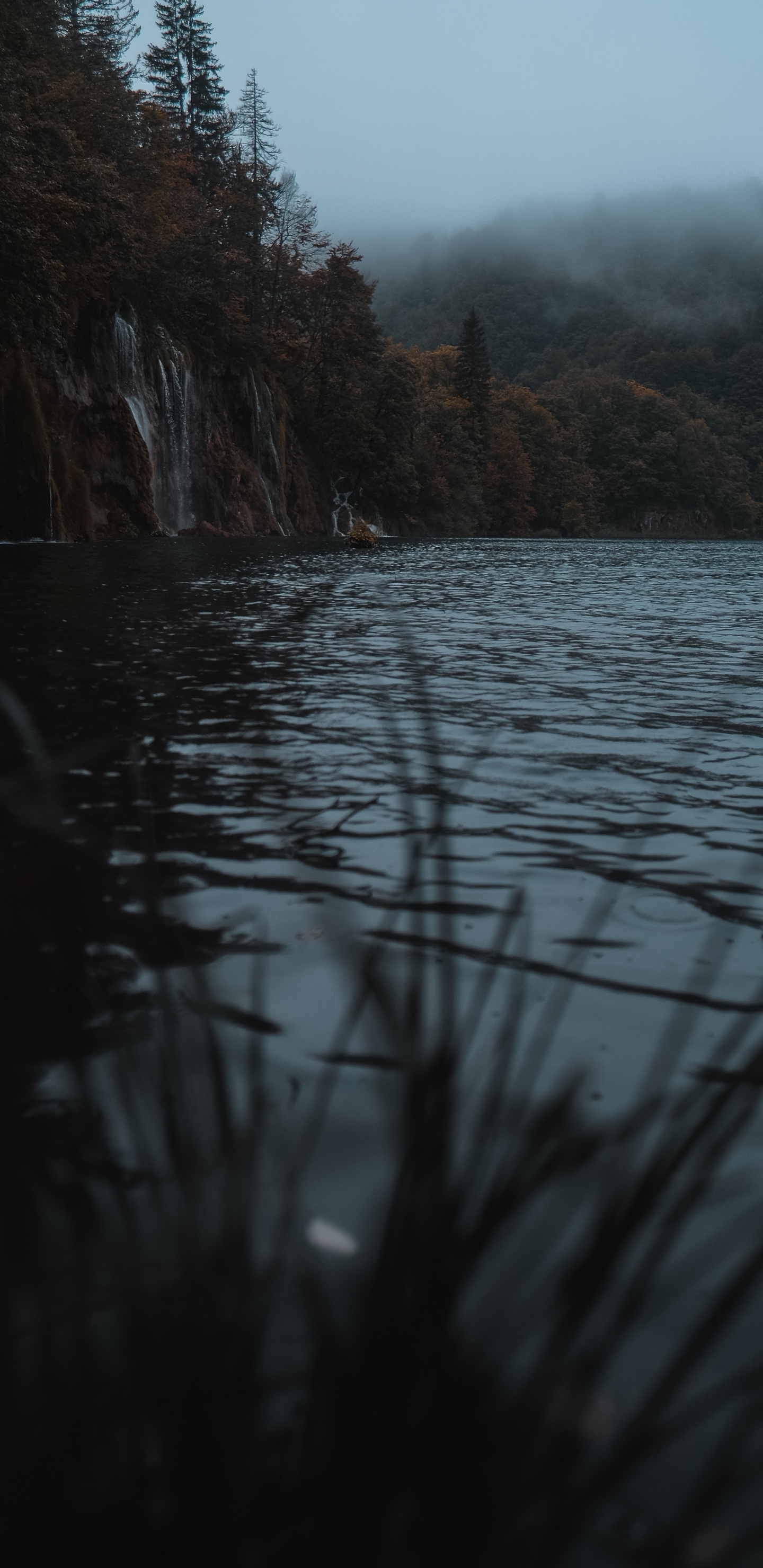 Cuerpo de Agua Cerca de la Montaña Durante el Día.. Wallpaper in 1440x2960 Resolution