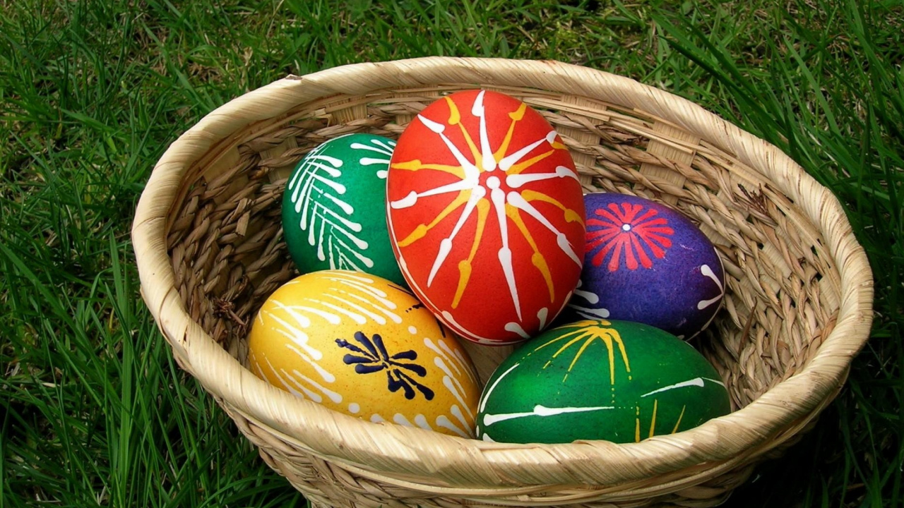 Huevos de Pascua en Canasta Tejida Marrón. Wallpaper in 1280x720 Resolution