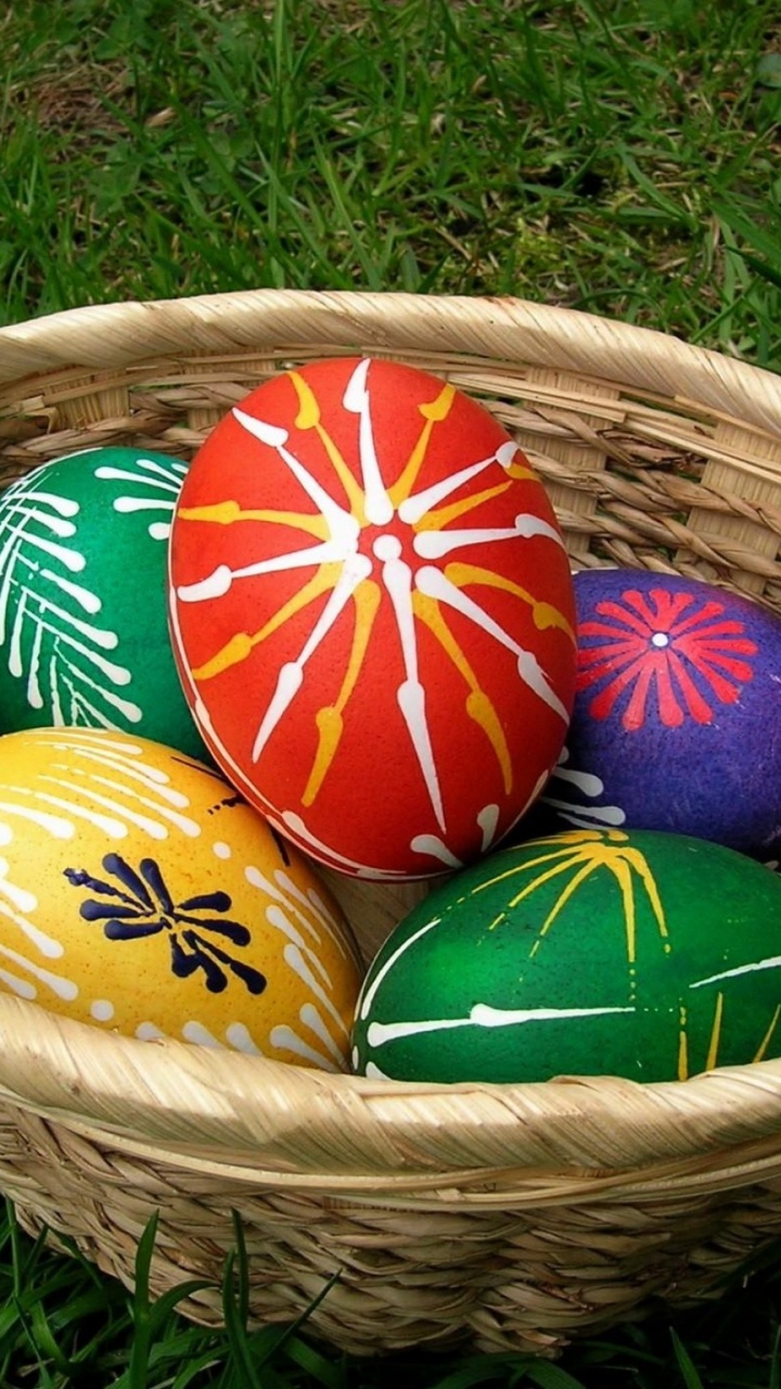 Huevos de Pascua en Canasta Tejida Marrón. Wallpaper in 720x1280 Resolution