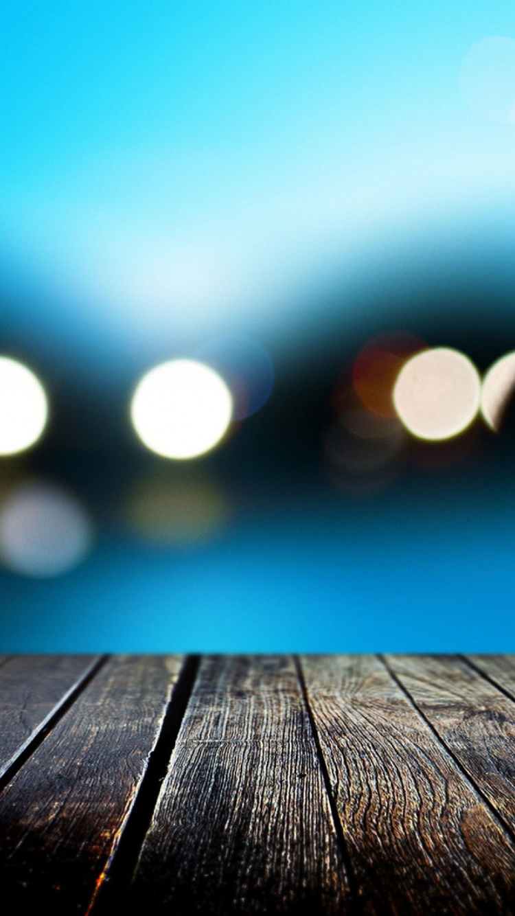 Bokeh-Fotografie Von Braunem Holzdock. Wallpaper in 750x1334 Resolution