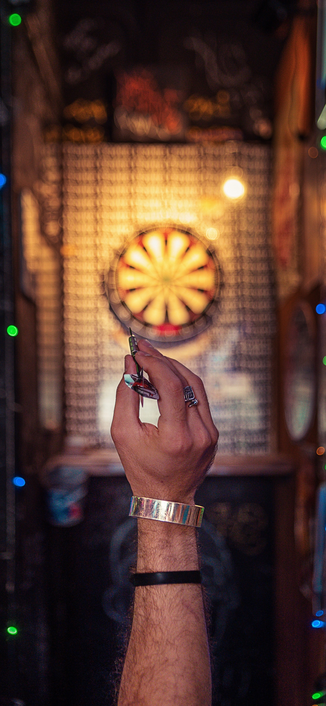 Personne Tenant Une Lanterne Jack o Allumée. Wallpaper in 1242x2688 Resolution