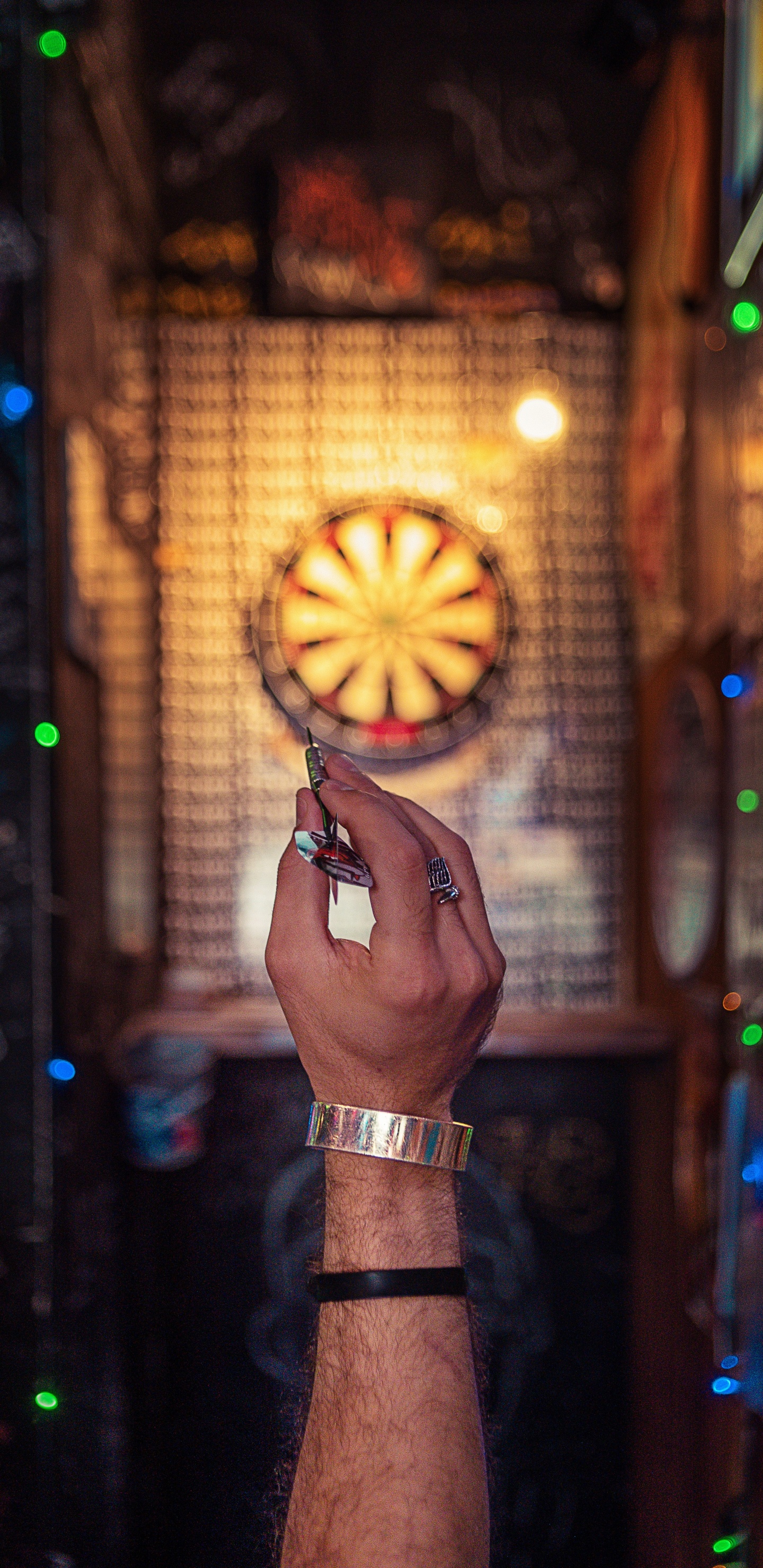 Personne Tenant Une Lanterne Jack o Allumée. Wallpaper in 1440x2960 Resolution