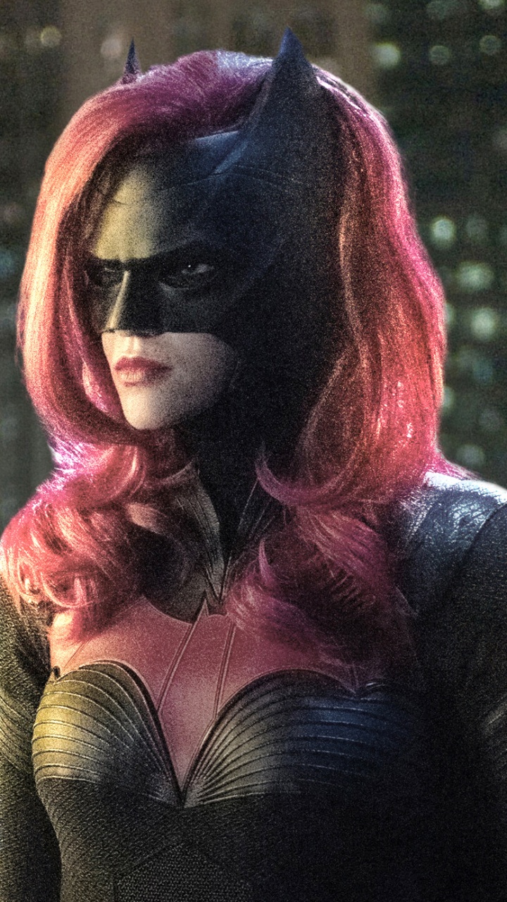 Frau im Schwarzen Langarmhemd Mit Roten Haaren. Wallpaper in 720x1280 Resolution