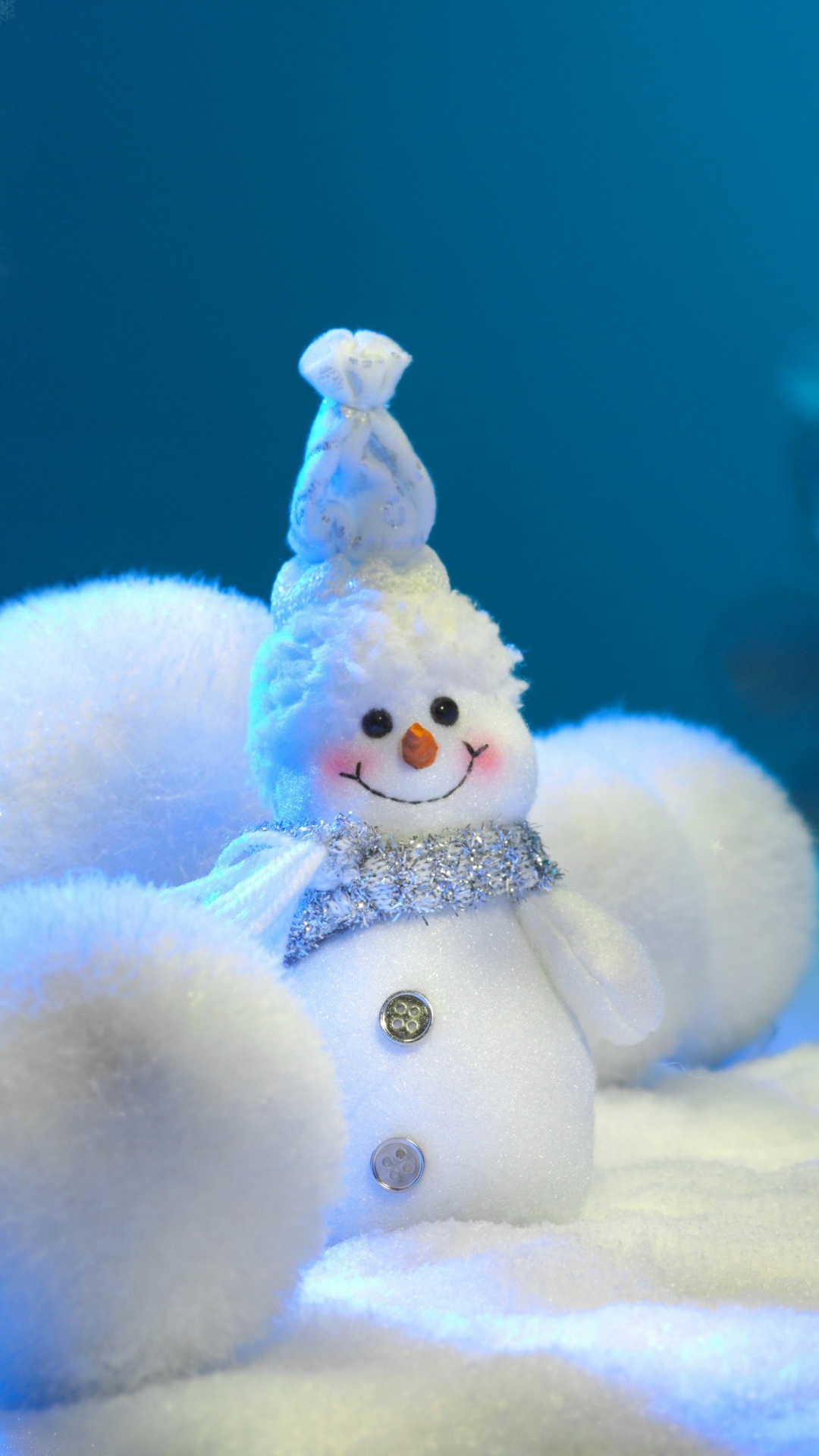 Bonhomme de Neige Blanc Avec Des Guirlandes Lumineuses Blanches. Wallpaper in 1080x1920 Resolution