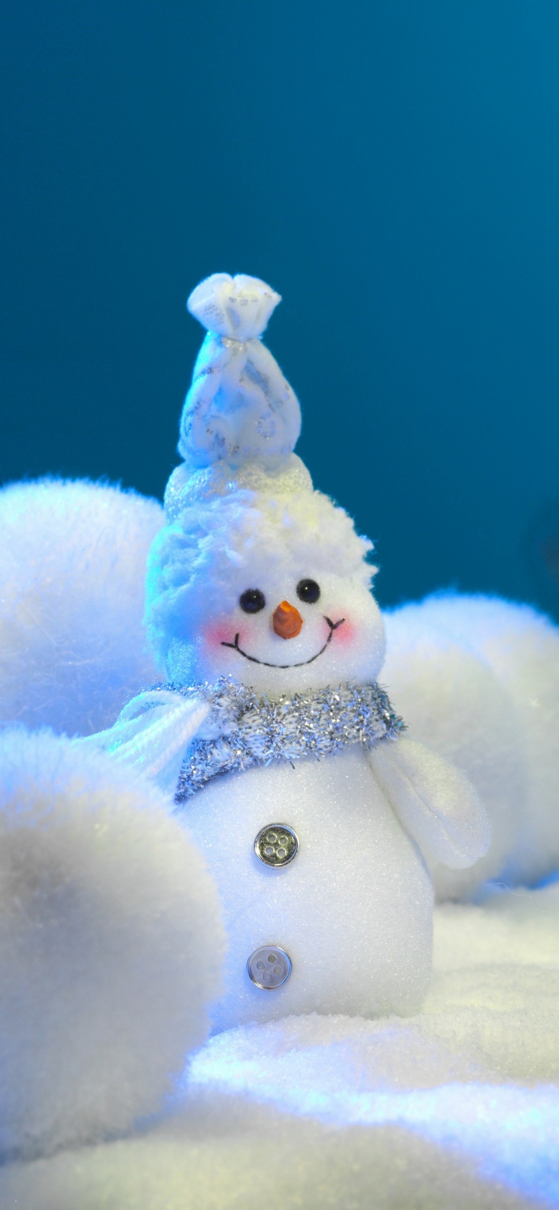 Bonhomme de Neige Blanc Avec Des Guirlandes Lumineuses Blanches. Wallpaper in 1125x2436 Resolution