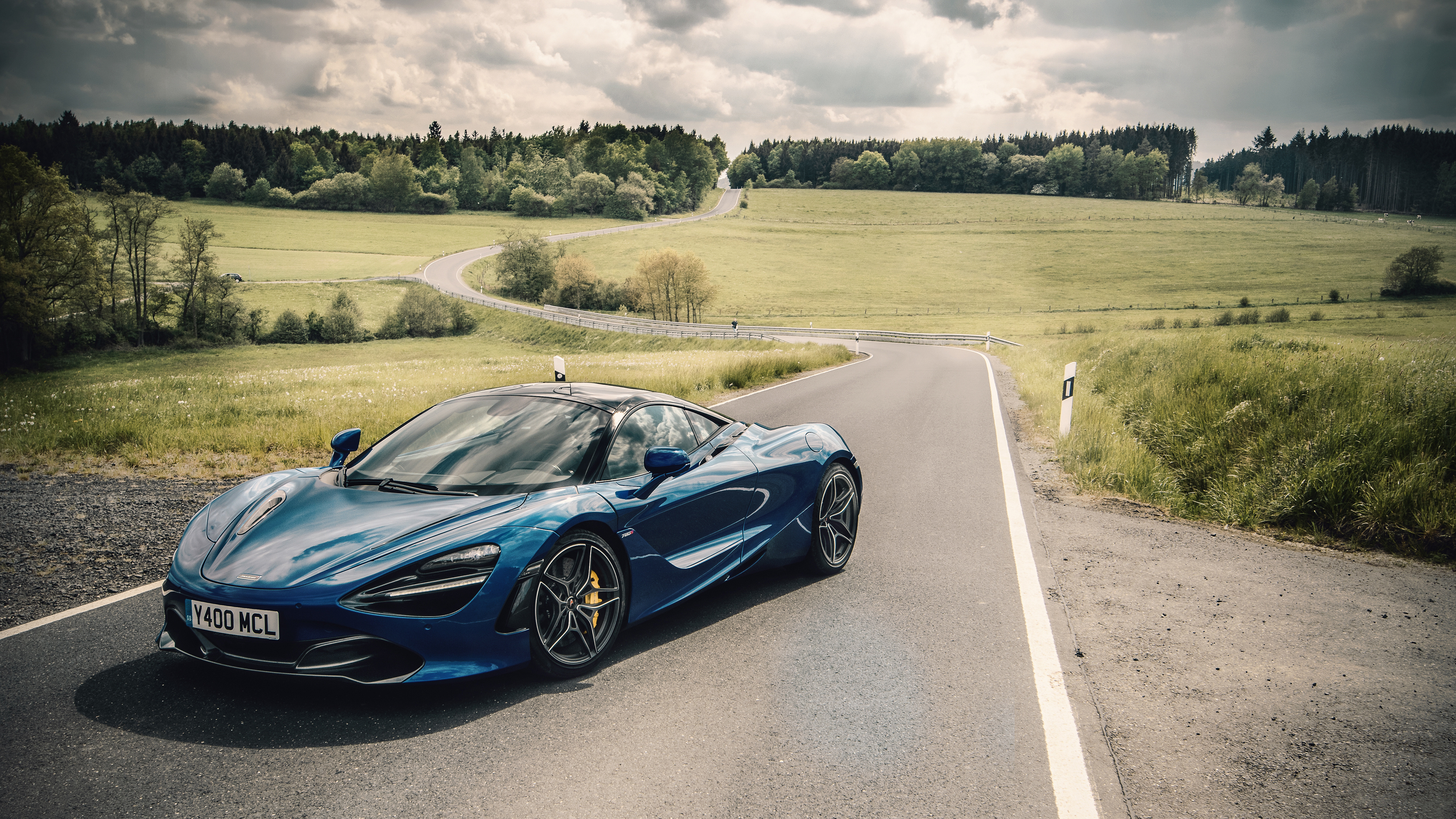 Porsche 911 Bleue Sur Route Pendant la Journée. Wallpaper in 3840x2160 Resolution