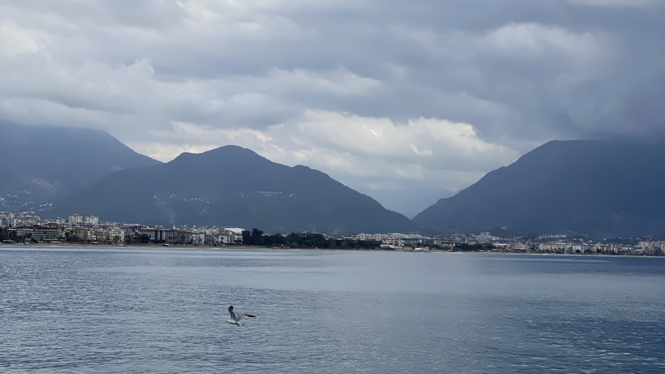 Cloud, Water, Water Resources, Mountain, Lake. Wallpaper in 1366x768 Resolution