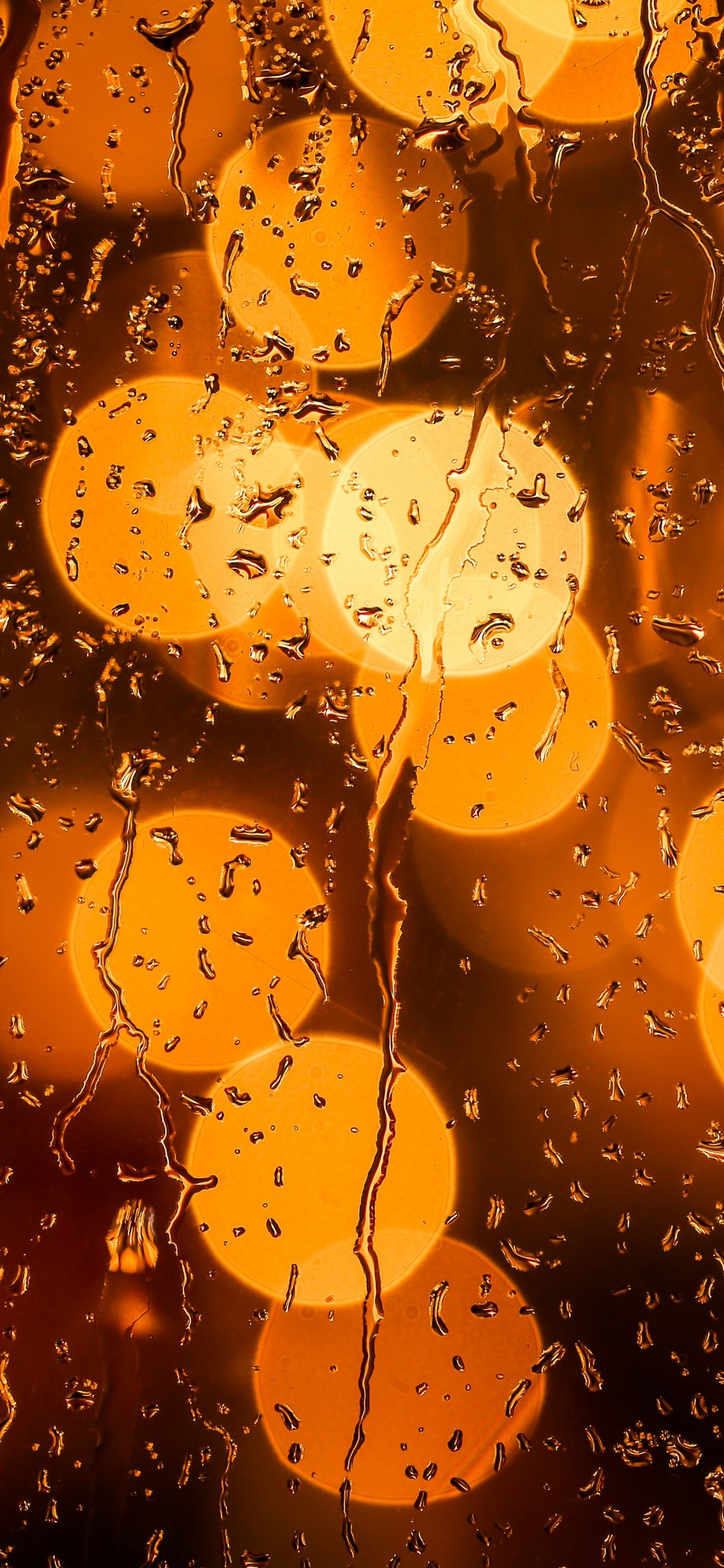 Gouttes D'eau Sur le Verre Pendant la Nuit. Wallpaper in 1125x2436 Resolution