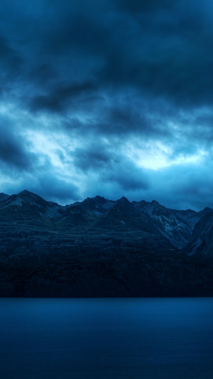 Montañas Blancas y Negras Bajo Nubes Grises. Wallpaper in 720x1280 Resolution