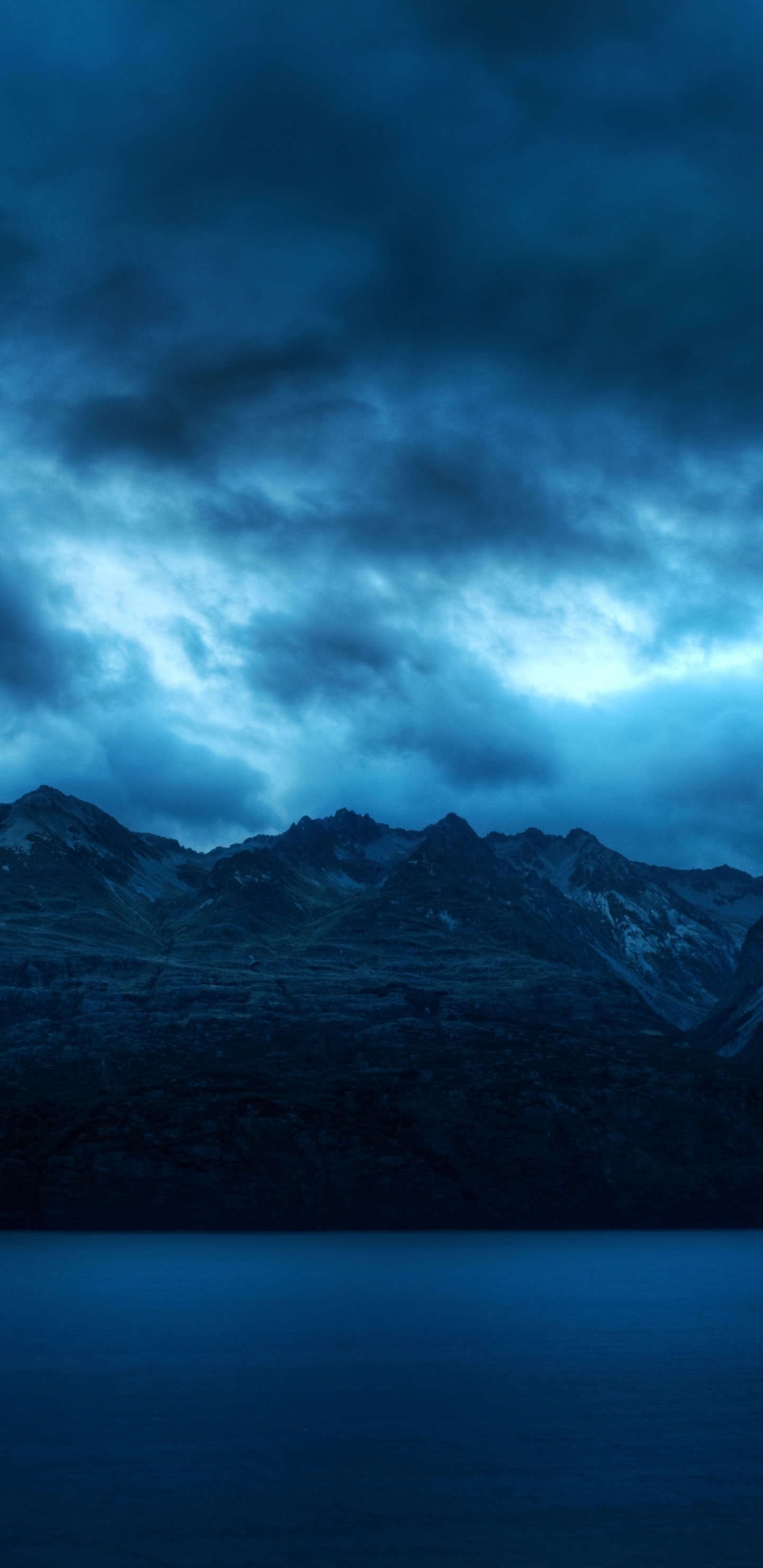 Schwarze Und Weiße Berge Unter Grauen Wolken. Wallpaper in 1440x2960 Resolution